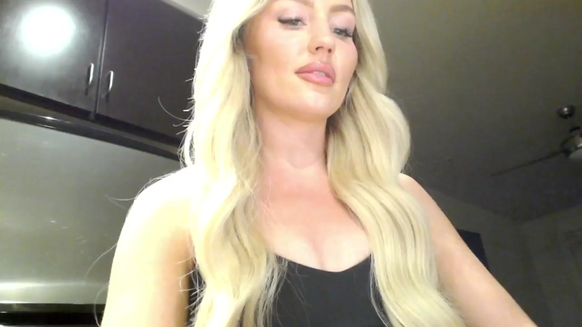 Gallery image thumbnail from Officialelsa's myfreecams stream on, 04/09/2024, 04:44 image 14 of 20