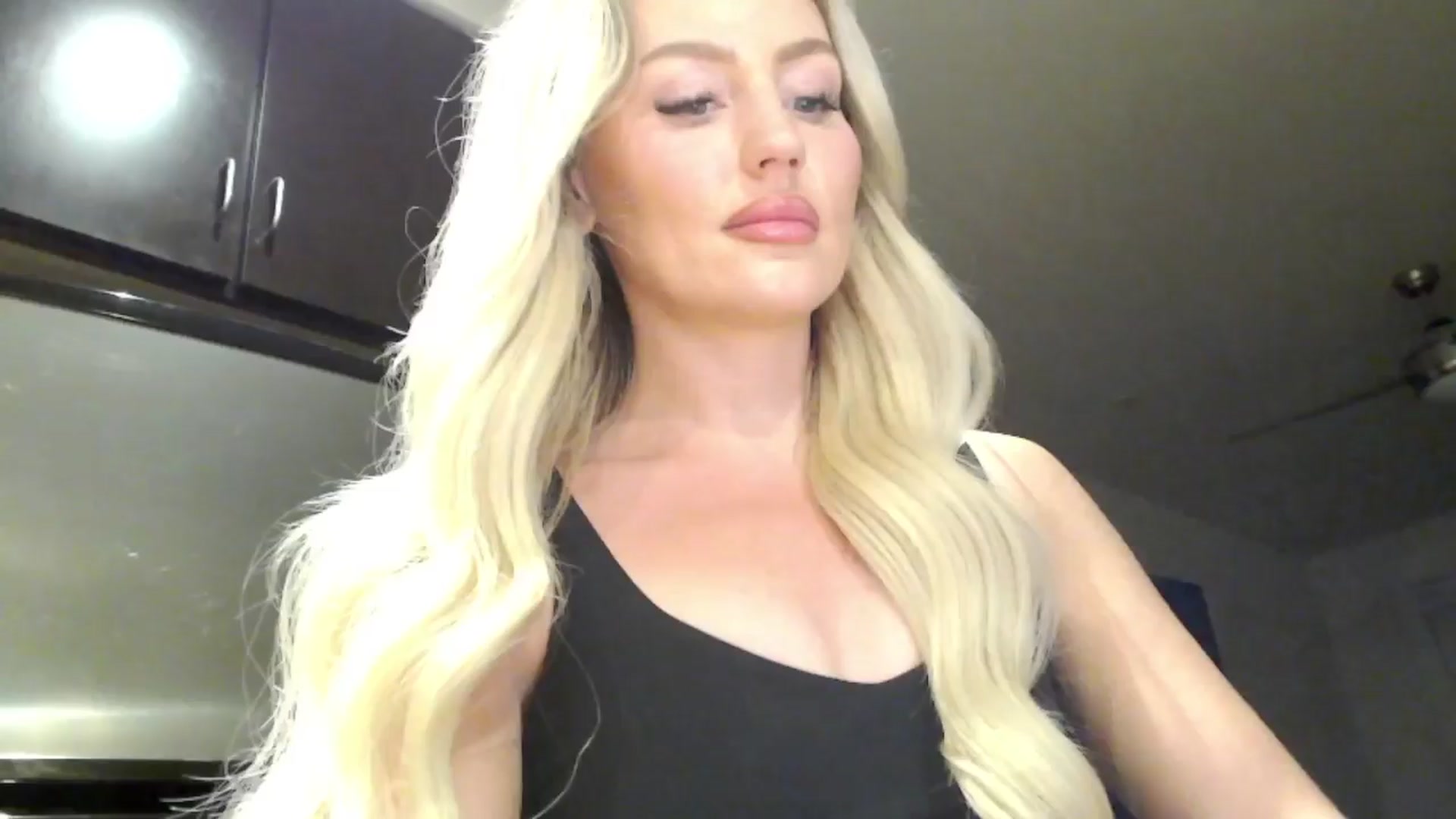 Gallery image thumbnail from Officialelsa's myfreecams stream on, 04/09/2024, 04:44 image 7 of 20