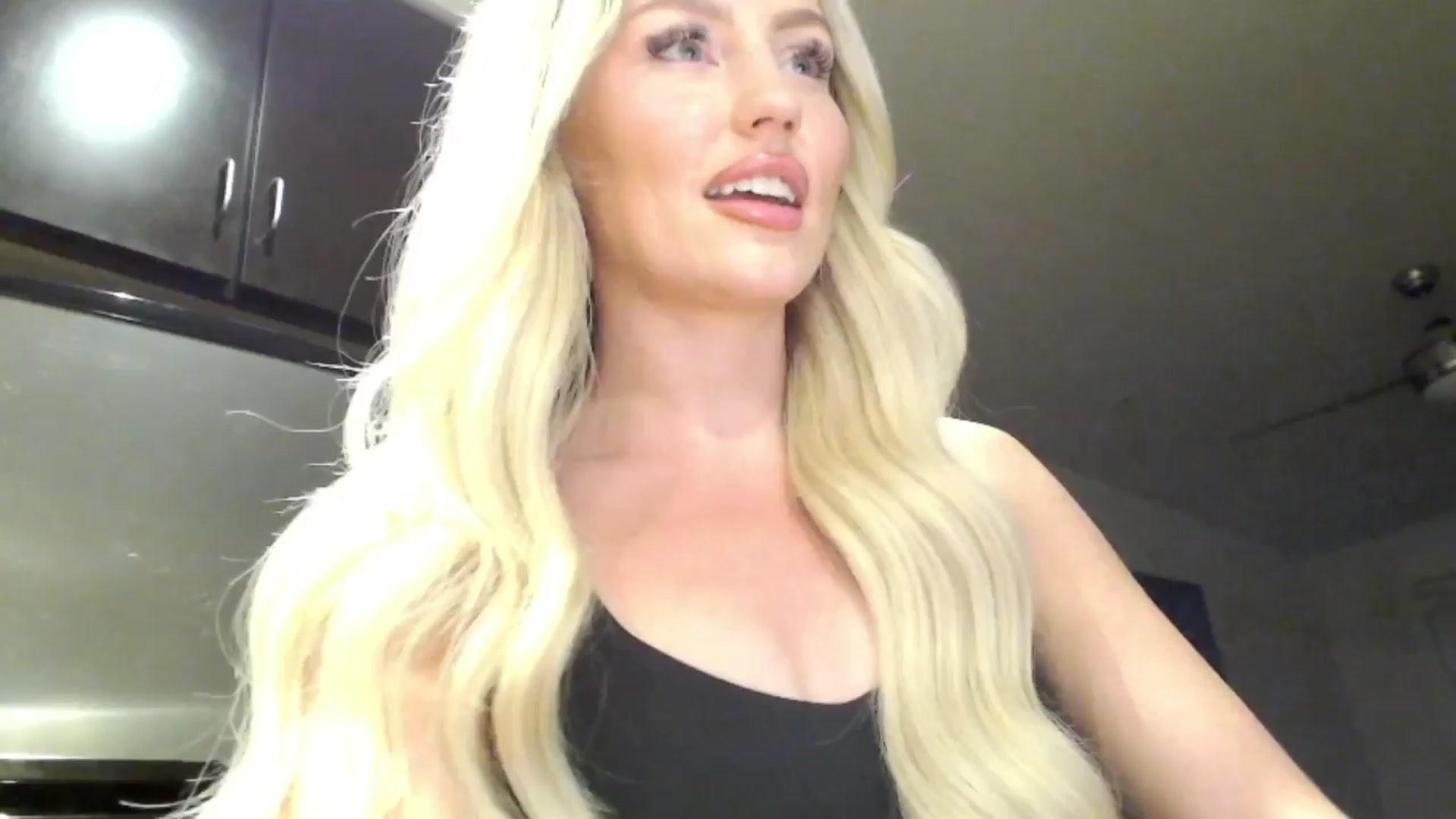 Gallery image thumbnail from Officialelsa's myfreecams stream on, 04/09/2024, 04:44 image 13 of 20