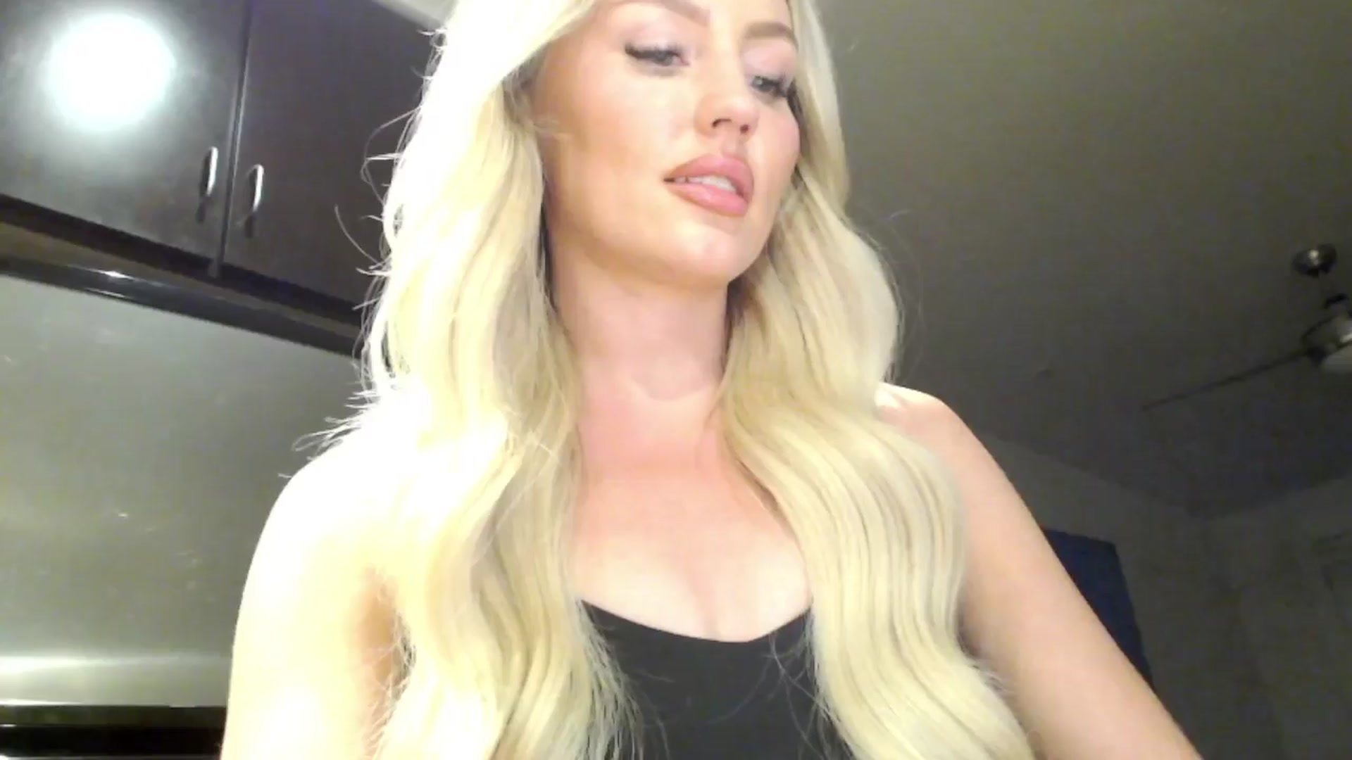 Gallery image thumbnail from Officialelsa's myfreecams stream on, 04/09/2024, 04:44 image 15 of 20