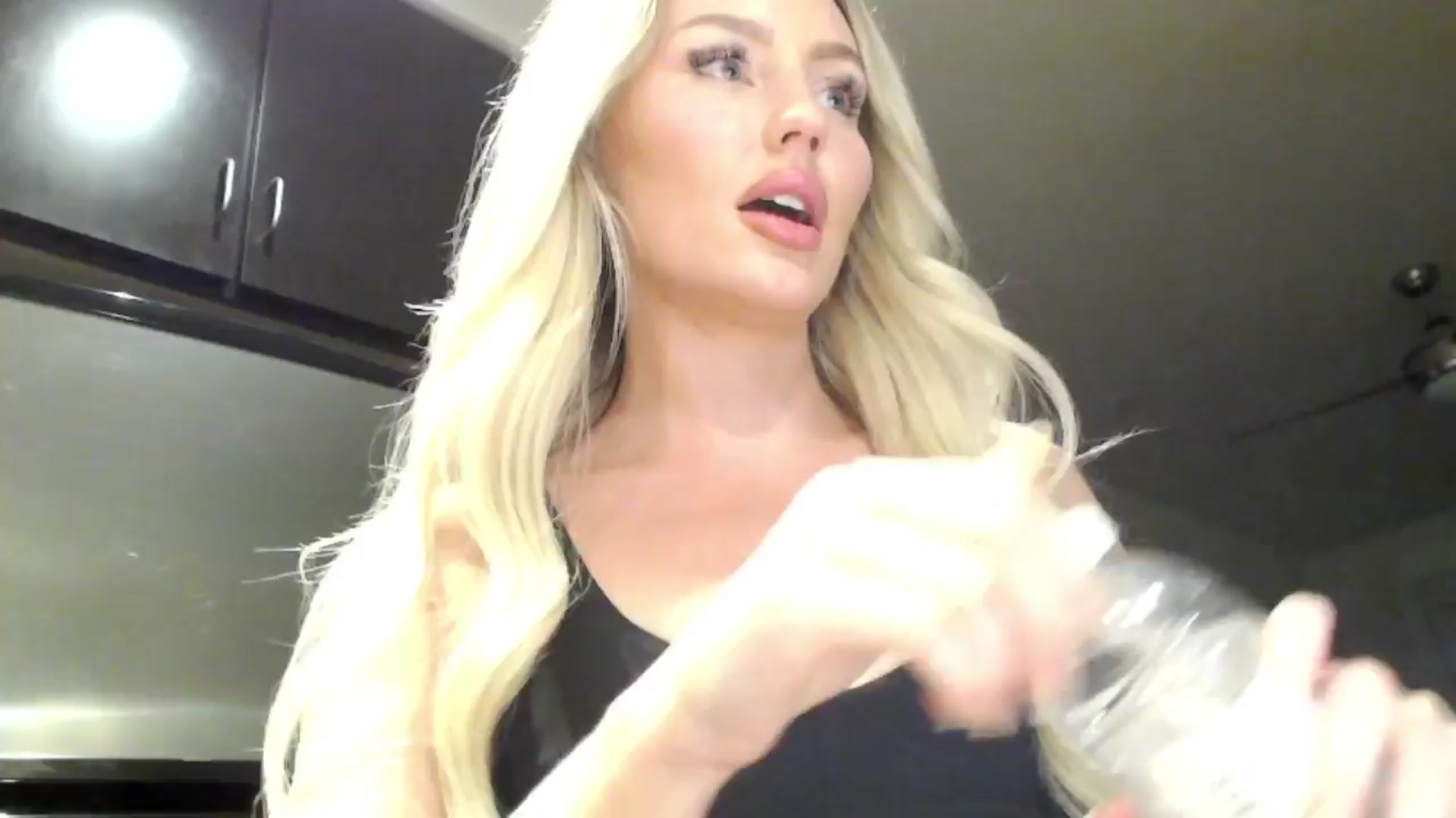 Gallery image thumbnail from Officialelsa's myfreecams stream on, 04/09/2024, 04:44 image 19 of 20