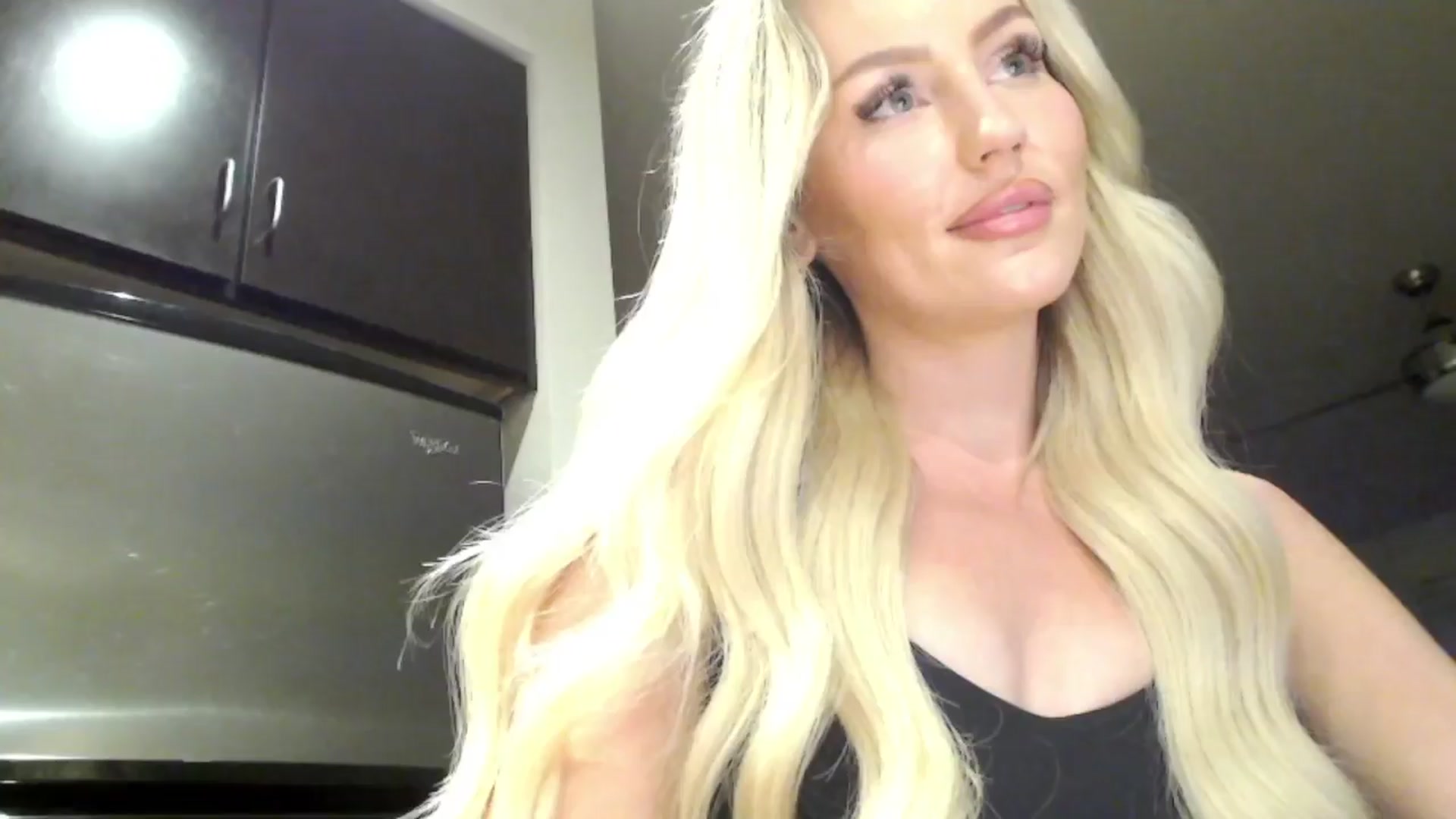 Gallery image thumbnail from Officialelsa's myfreecams stream on, 04/09/2024, 04:44 image 16 of 20