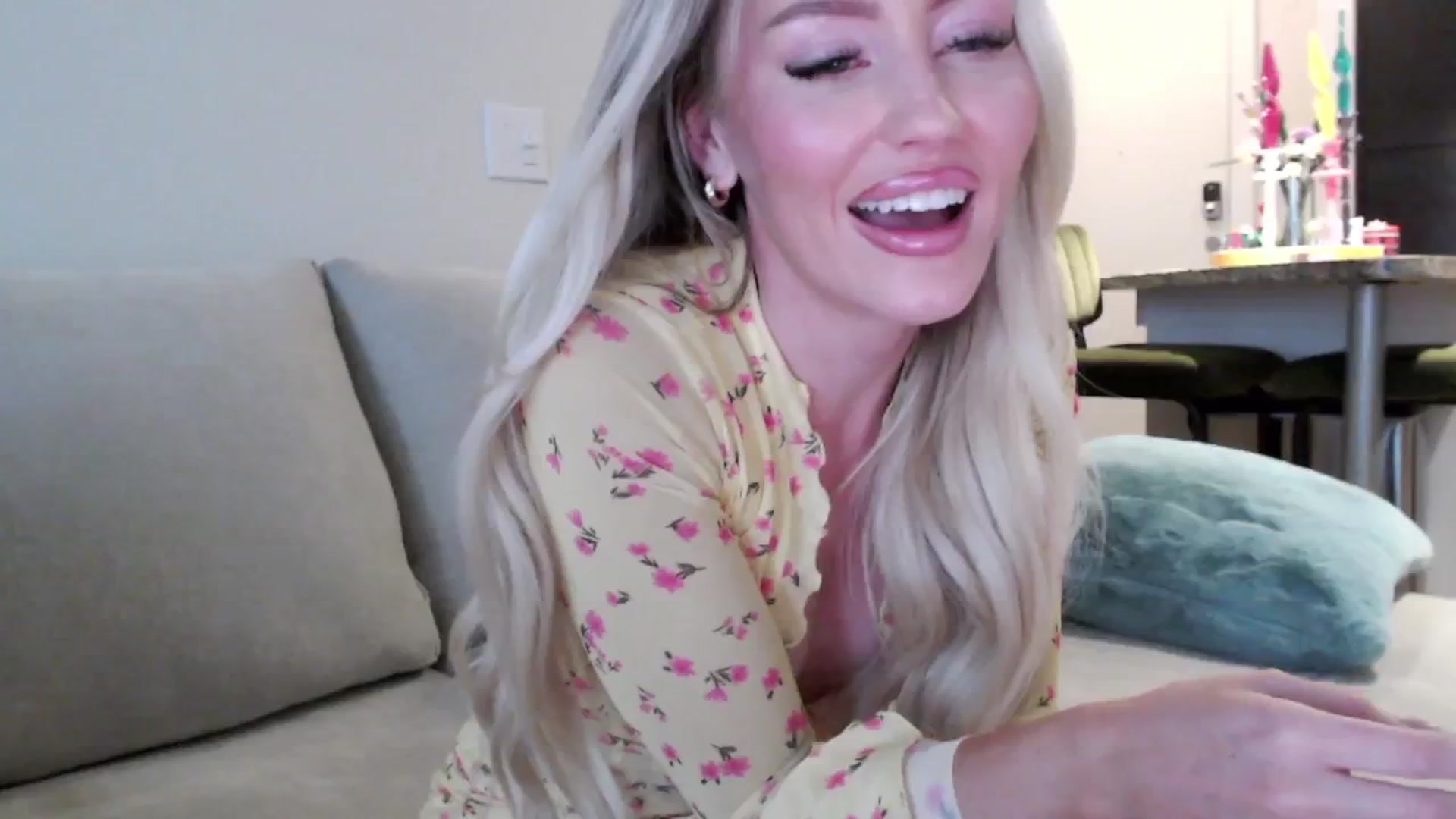 Gallery image thumbnail from Officialelsa's myfreecams stream on, 04/15/2024, 22:29 image 20 of 20