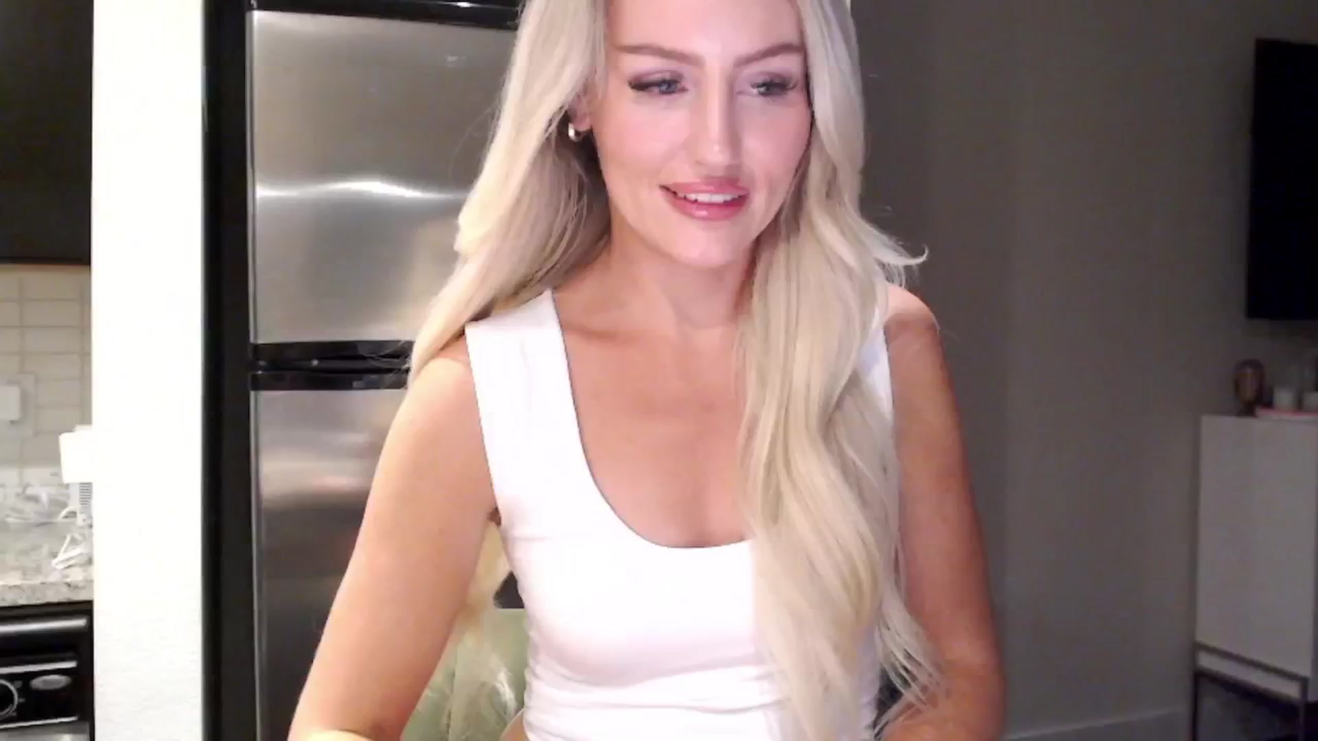 Gallery image thumbnail from Officialelsa's myfreecams stream on, 04/18/2024, 04:38 image 16 of 20