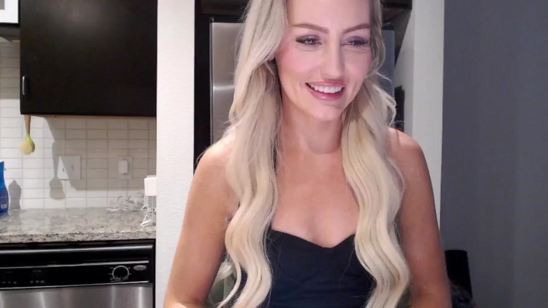 Gallery image thumbnail from Officialelsa's myfreecams stream on, 04/19/2024, 24:01 image 13 of 20