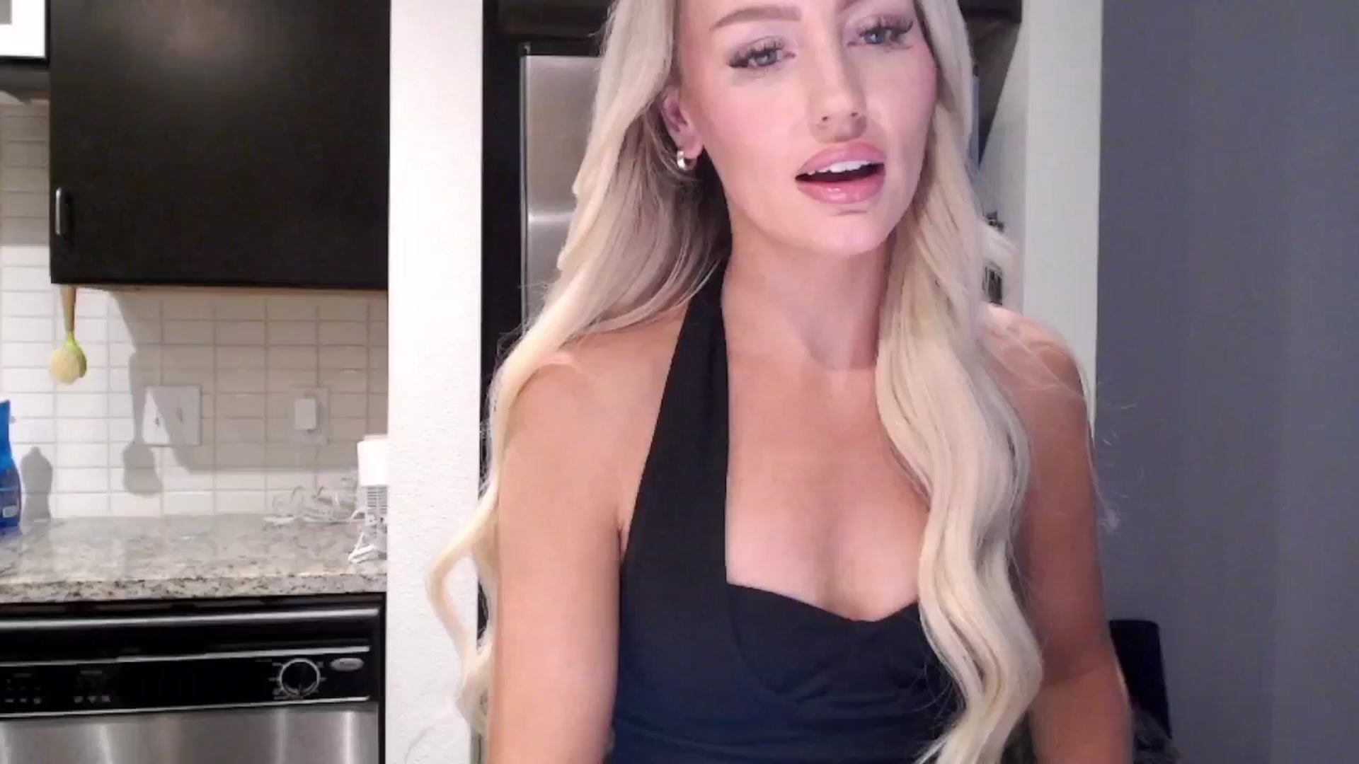 Gallery image thumbnail from Officialelsa's myfreecams stream on, 04/19/2024, 24:01 image 10 of 20