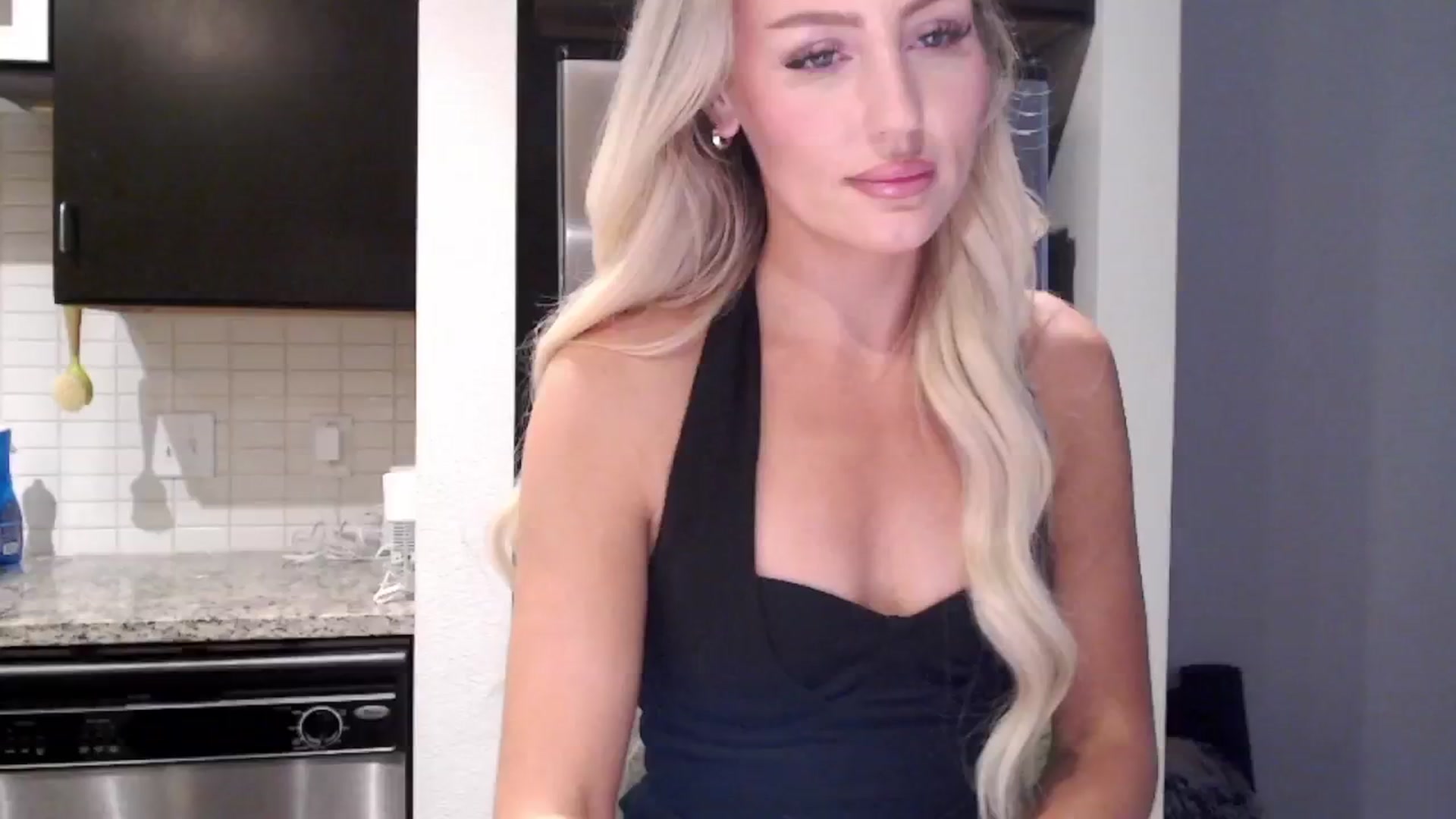 Gallery image thumbnail from Officialelsa's myfreecams stream on, 04/19/2024, 24:01 image 1 of 20