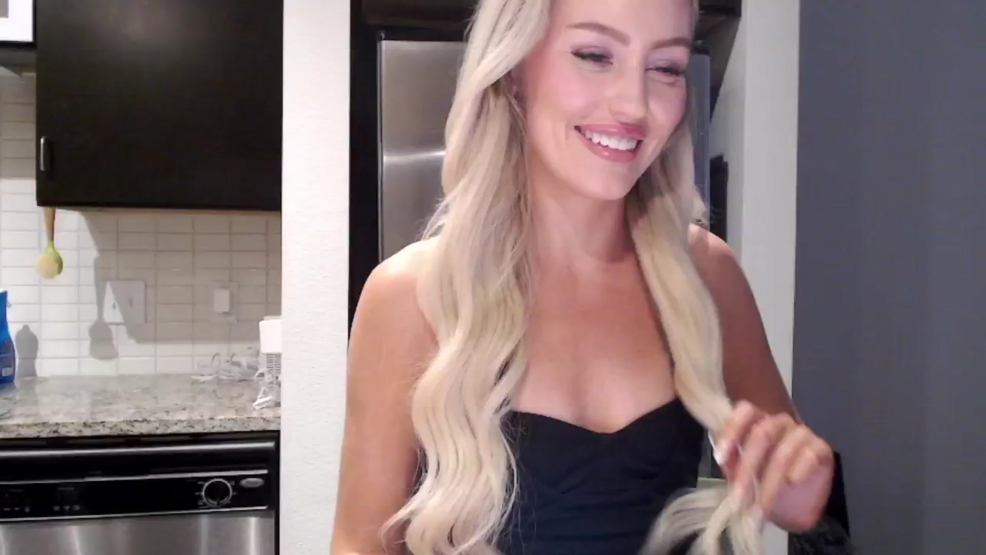 Gallery image thumbnail from Officialelsa's myfreecams stream on, 04/19/2024, 24:01 image 11 of 20