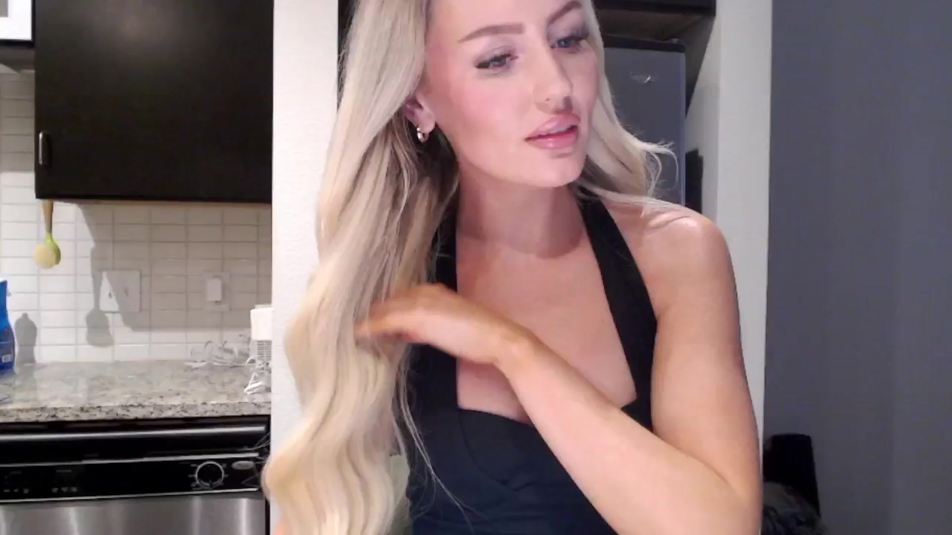 Gallery image thumbnail from Officialelsa's myfreecams stream on, 04/19/2024, 24:01 image 6 of 20