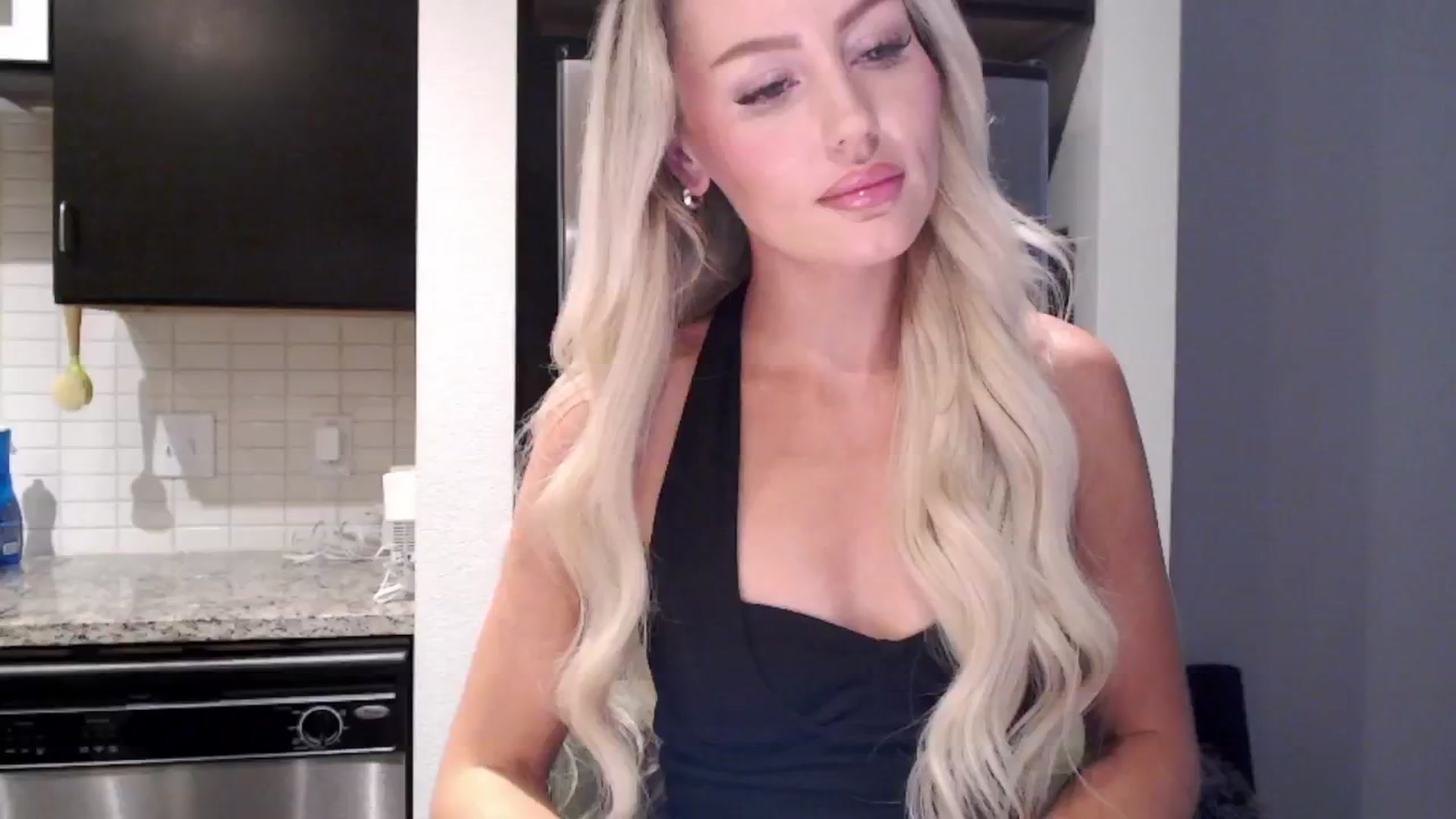 Gallery image thumbnail from Officialelsa's myfreecams stream on, 04/19/2024, 24:01 image 5 of 20