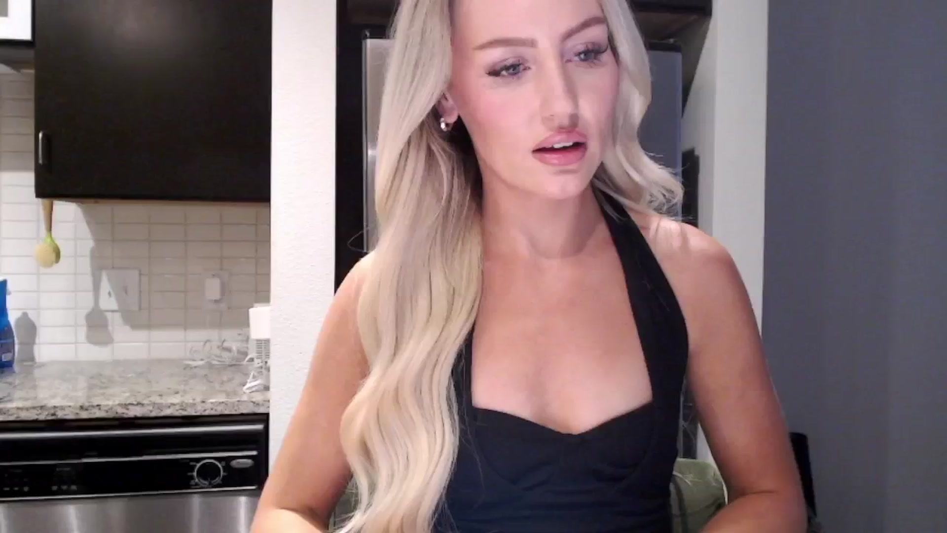 Gallery image thumbnail from Officialelsa's myfreecams stream on, 04/19/2024, 24:01 image 7 of 20