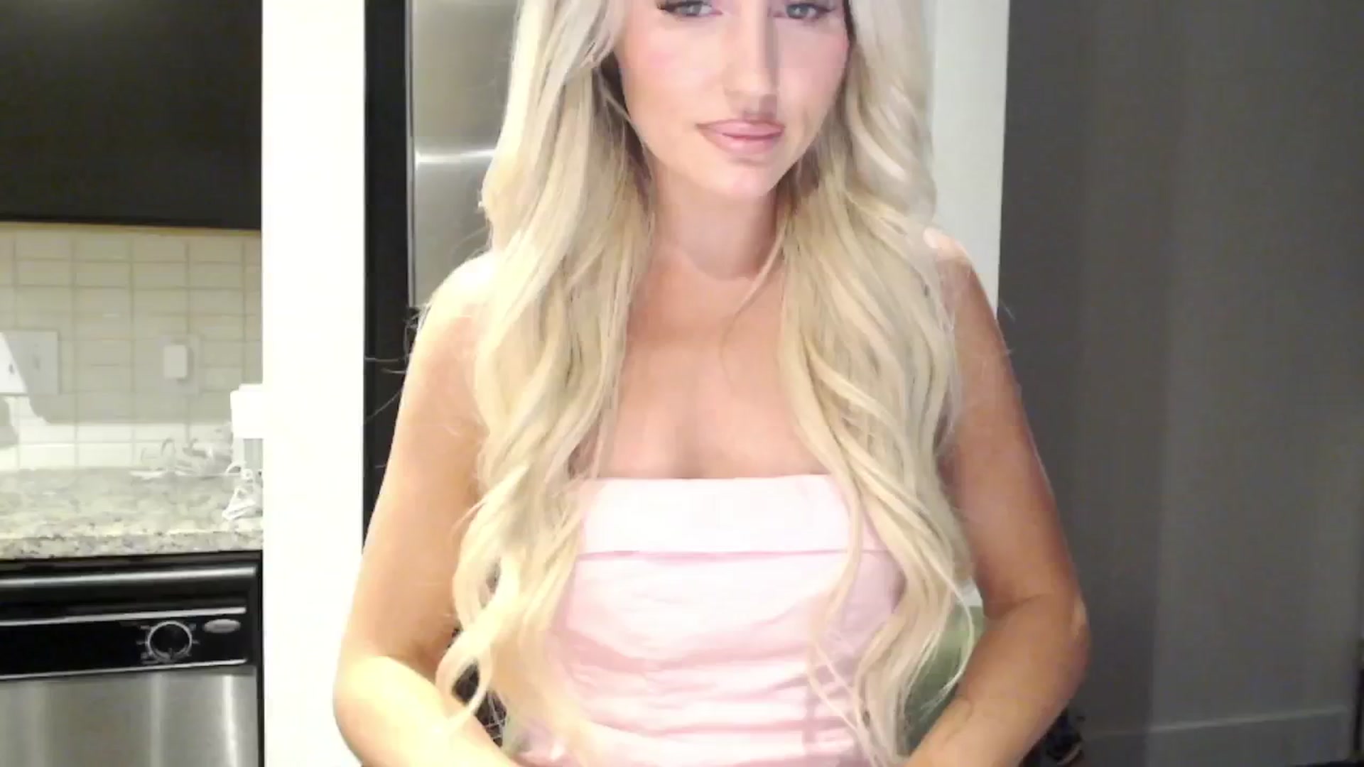 Gallery image thumbnail from Officialelsa's myfreecams stream on, 04/20/2024, 24:51 image 1 of 20