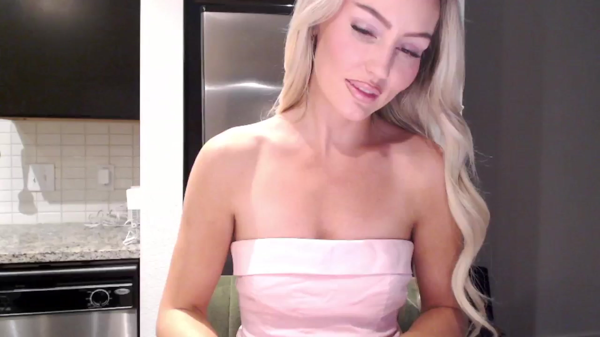 Gallery image thumbnail from Officialelsa's myfreecams stream on, 04/20/2024, 24:49 image 3 of 20