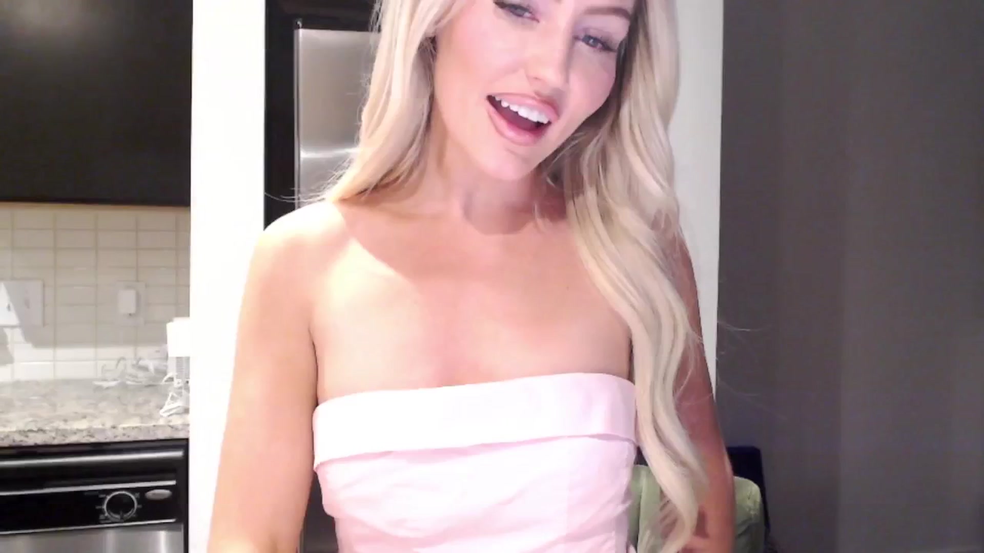 Gallery image thumbnail from Officialelsa's myfreecams stream on, 04/20/2024, 24:49 image 10 of 20