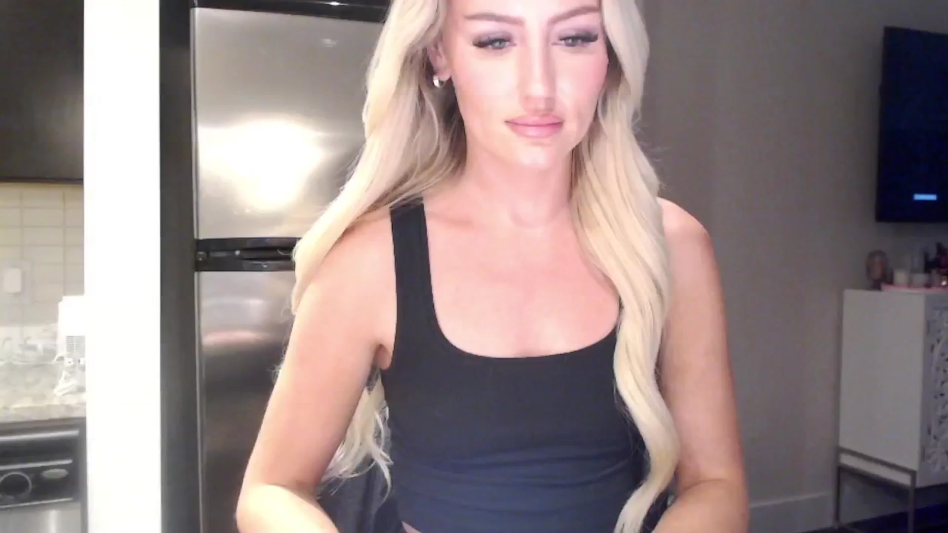 Gallery image thumbnail from Officialelsa's myfreecams stream on, 04/24/2024, 24:00 image 11 of 20