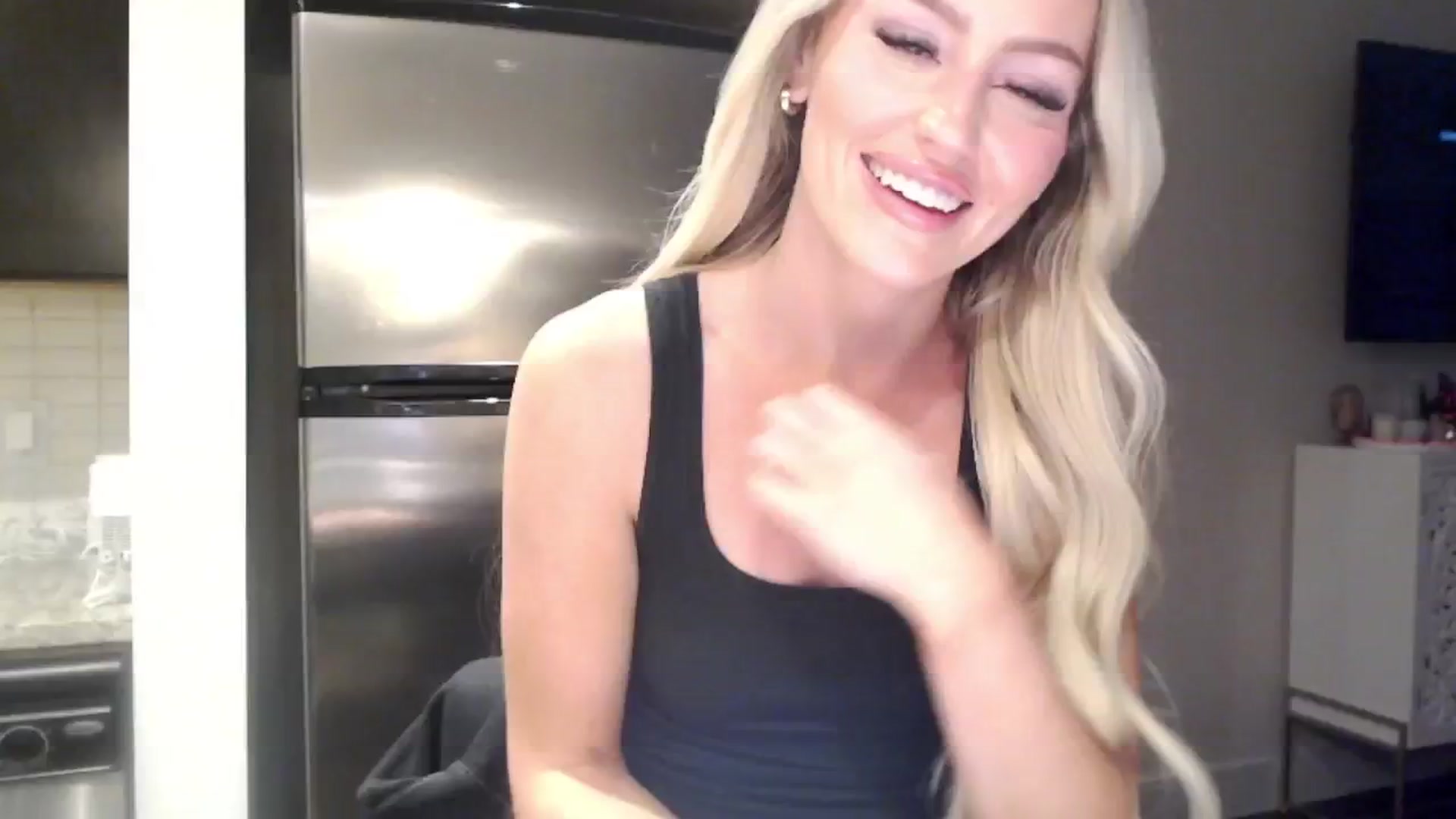 Gallery image thumbnail from Officialelsa's myfreecams stream on, 04/24/2024, 24:00 image 16 of 20