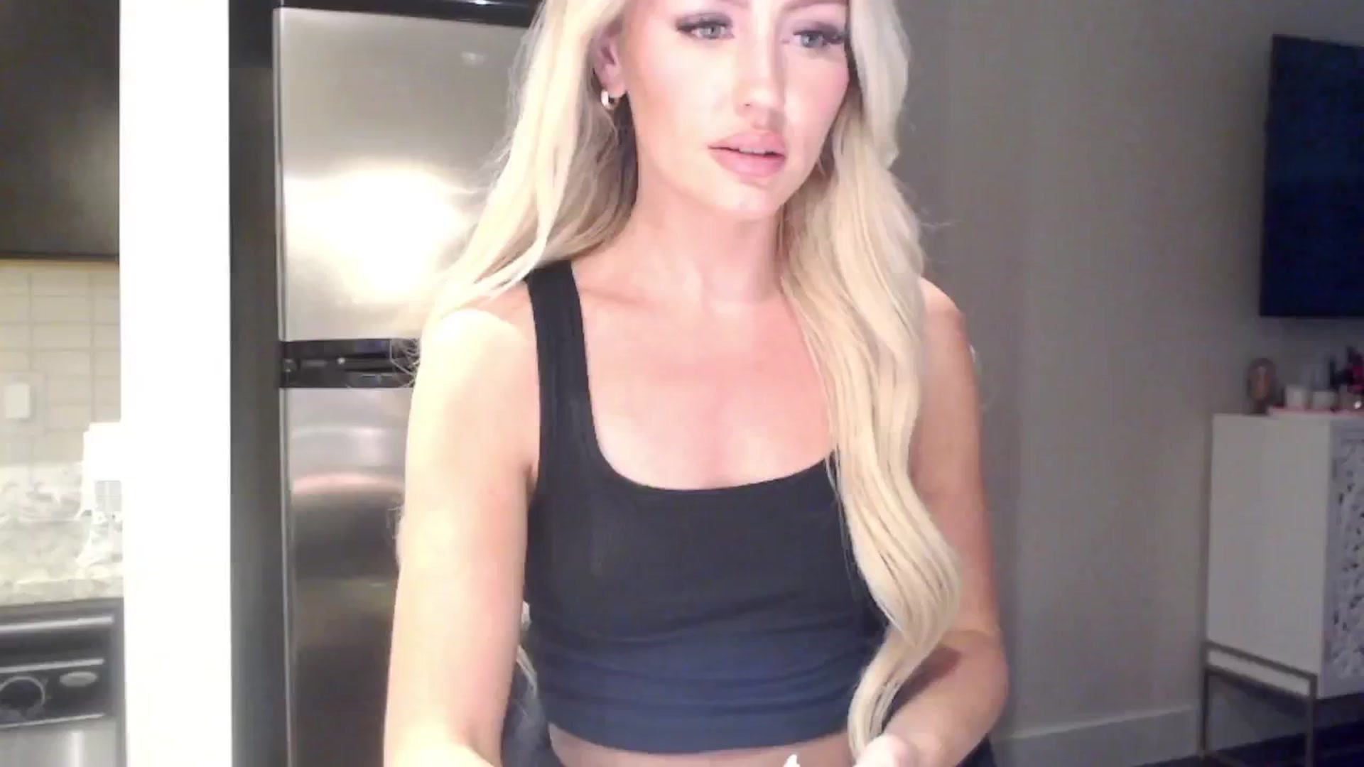 Gallery image thumbnail from Officialelsa's myfreecams stream on, 04/24/2024, 24:00 image 5 of 20