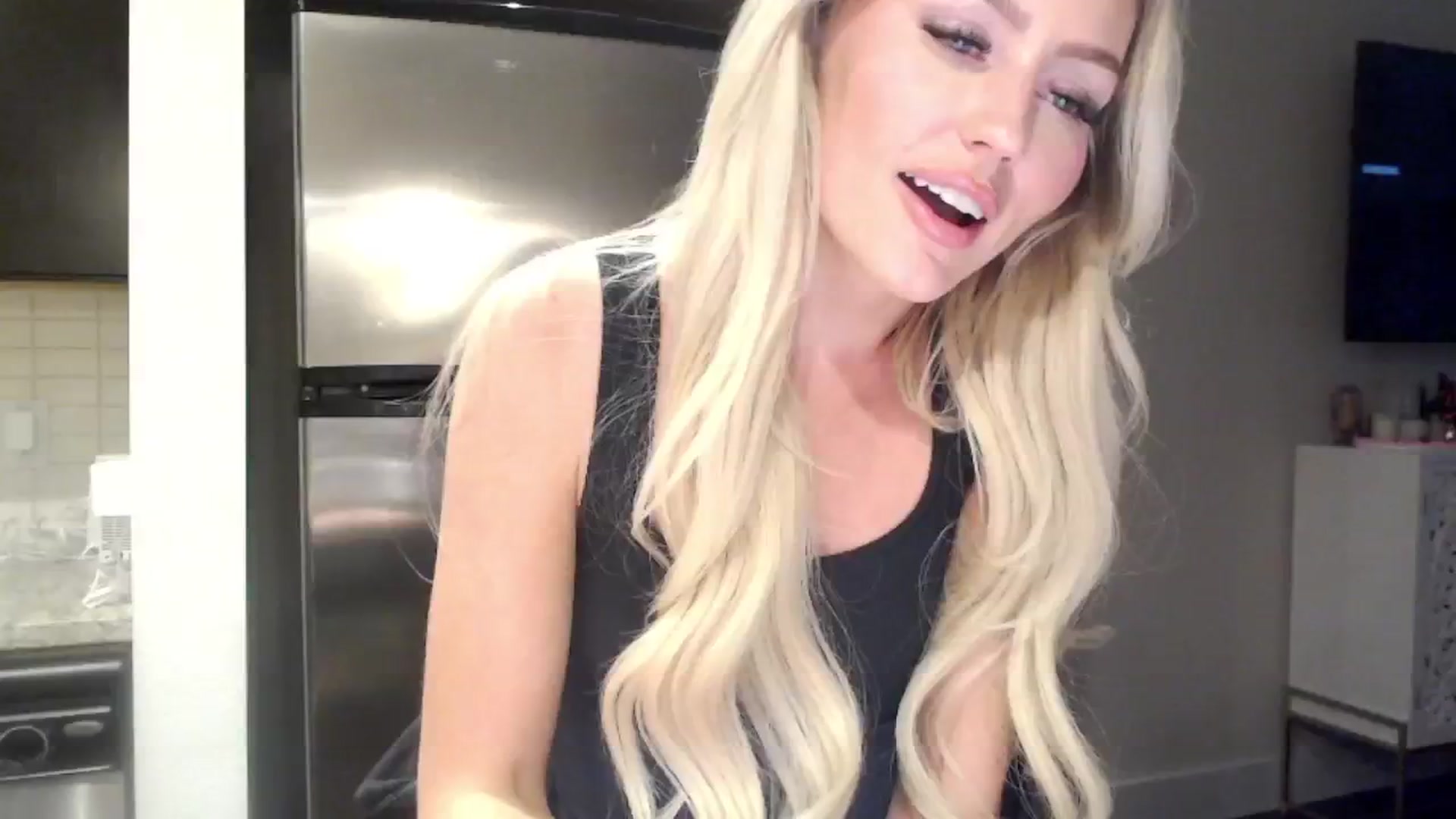 Gallery image thumbnail from Officialelsa's myfreecams stream on, 04/24/2024, 24:00 image 18 of 20
