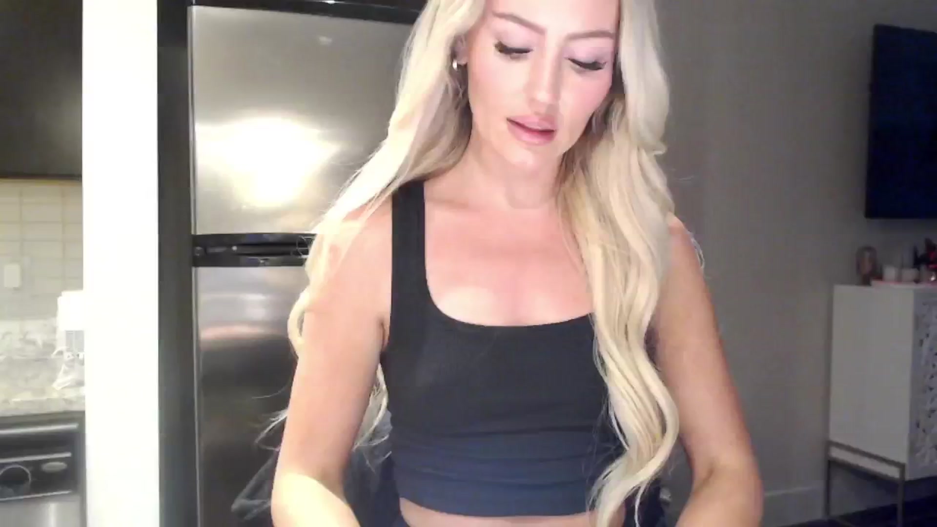 Gallery image thumbnail from Officialelsa's myfreecams stream on, 04/24/2024, 24:00 image 6 of 20