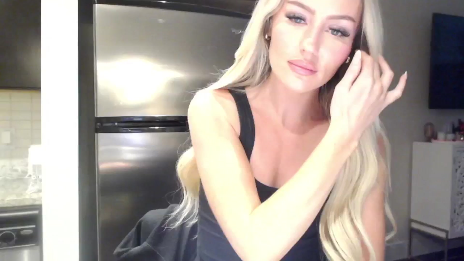Gallery image thumbnail from Officialelsa's myfreecams stream on, 04/24/2024, 24:00 image 19 of 20