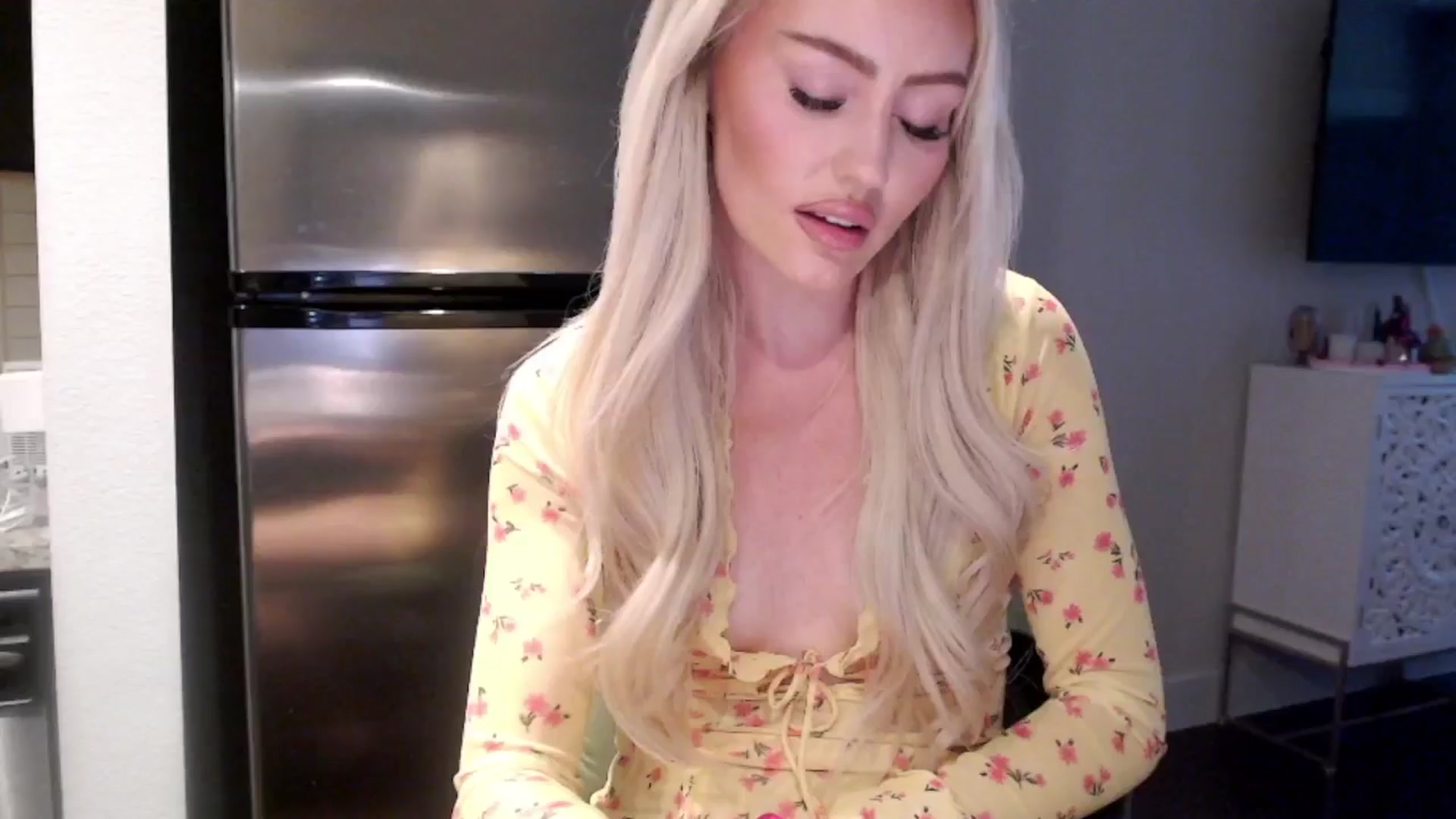 Gallery image thumbnail from Officialelsa's myfreecams stream on, 04/29/2024, 22:14 image 6 of 20