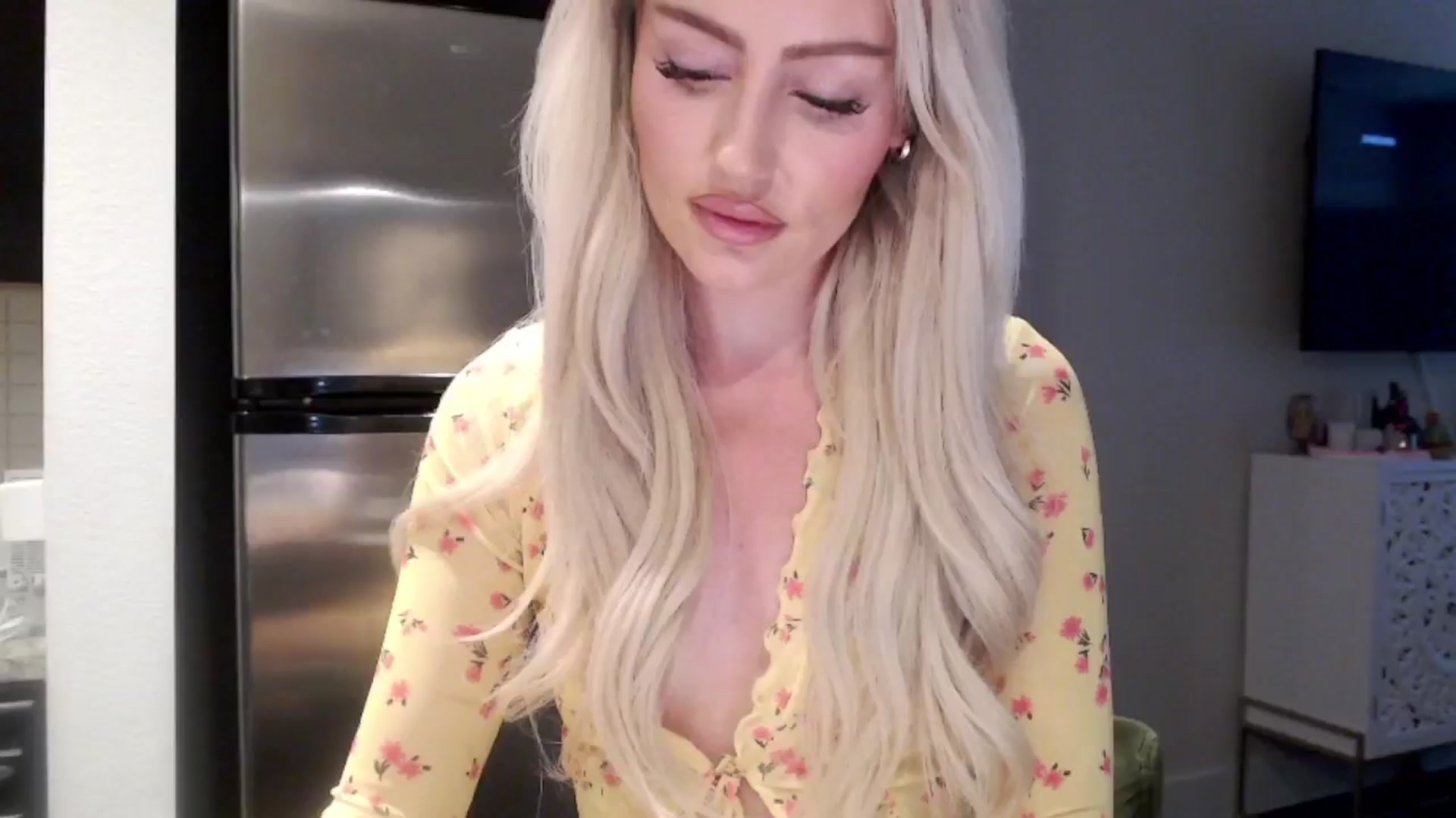 Gallery image thumbnail from Officialelsa's myfreecams stream on, 04/29/2024, 22:14 image 12 of 20
