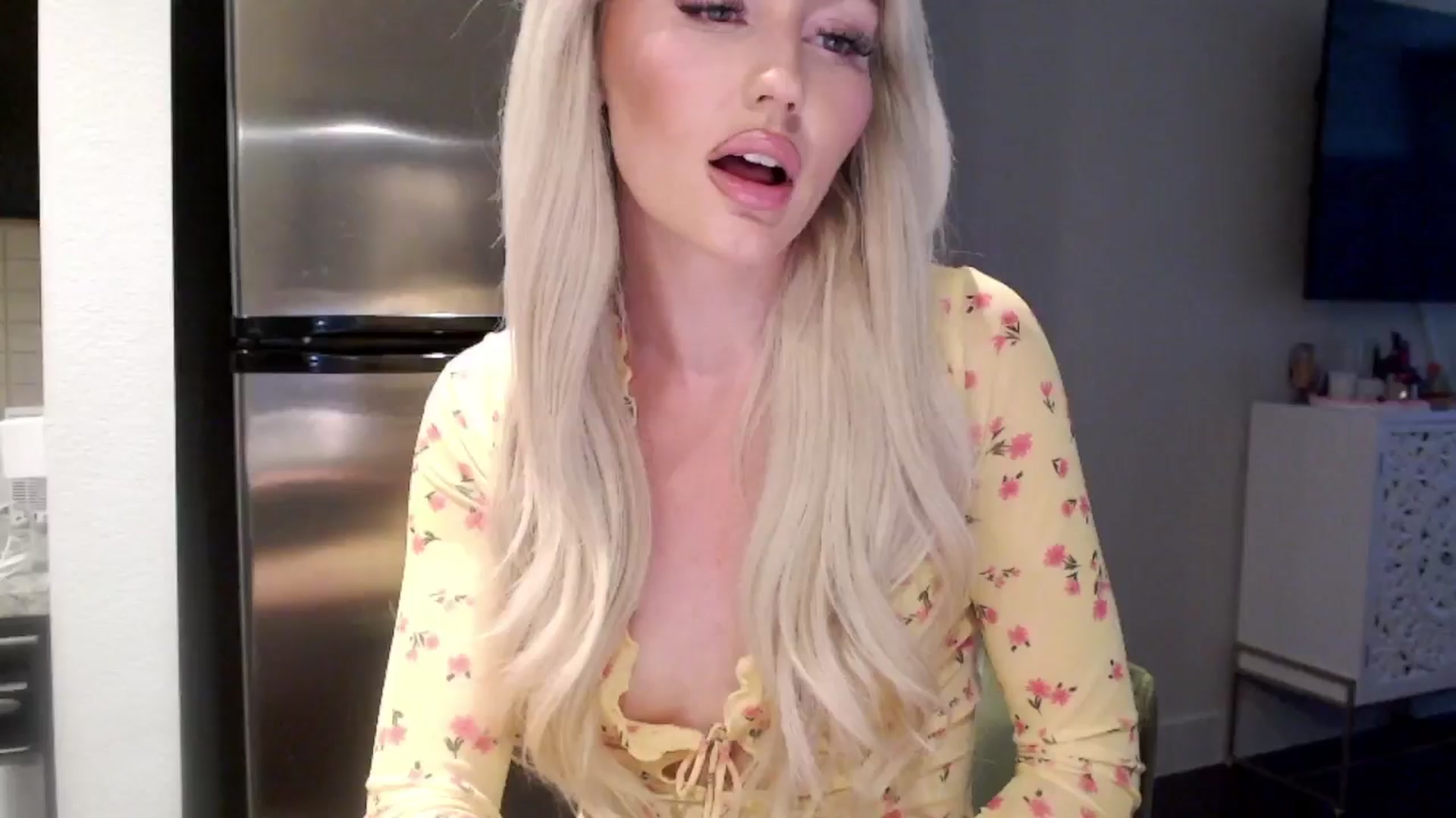 Gallery image thumbnail from Officialelsa's myfreecams stream on, 04/29/2024, 22:14 image 16 of 20