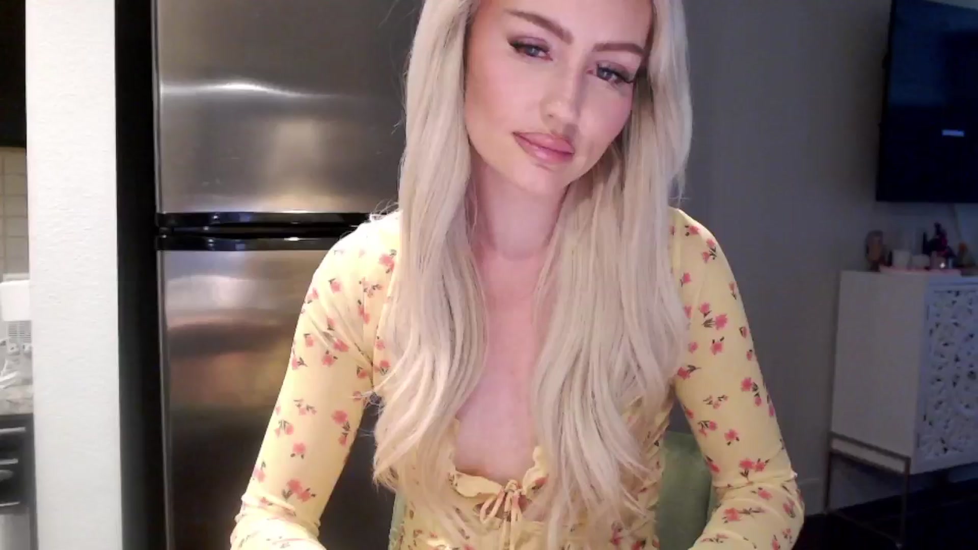Gallery image thumbnail from Officialelsa's myfreecams stream on, 04/29/2024, 22:14 image 17 of 20