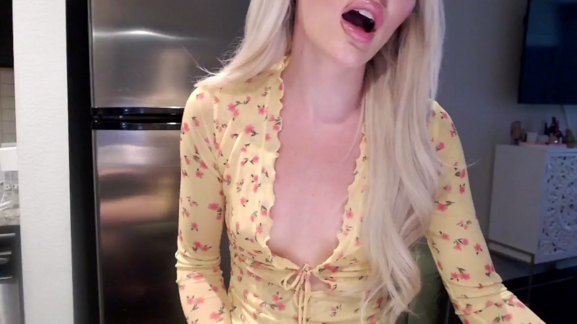 Gallery image thumbnail from Officialelsa's myfreecams stream on, 04/29/2024, 22:14 image 2 of 20