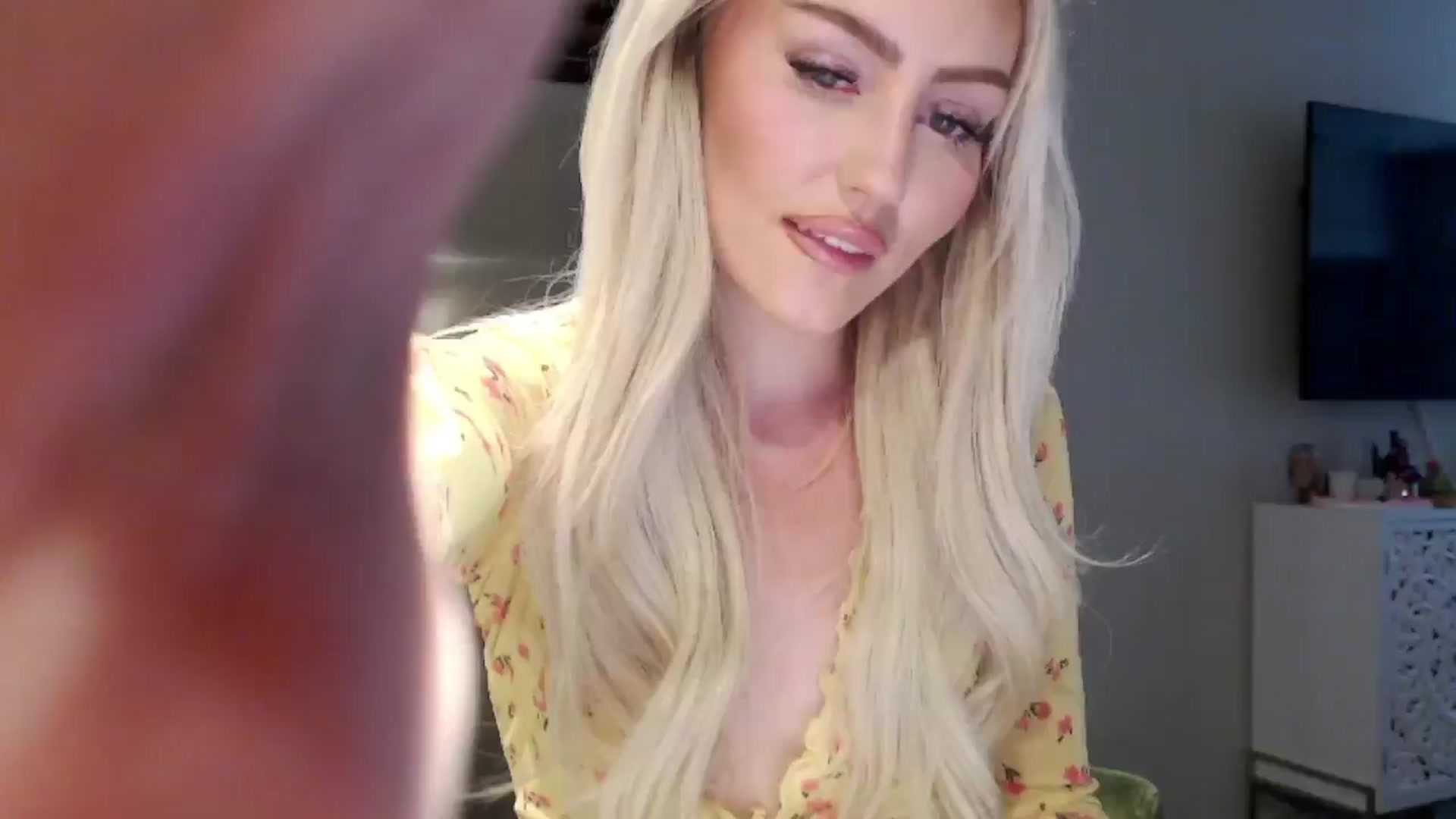 Gallery image thumbnail from Officialelsa's myfreecams stream on, 04/29/2024, 22:14 image 7 of 20