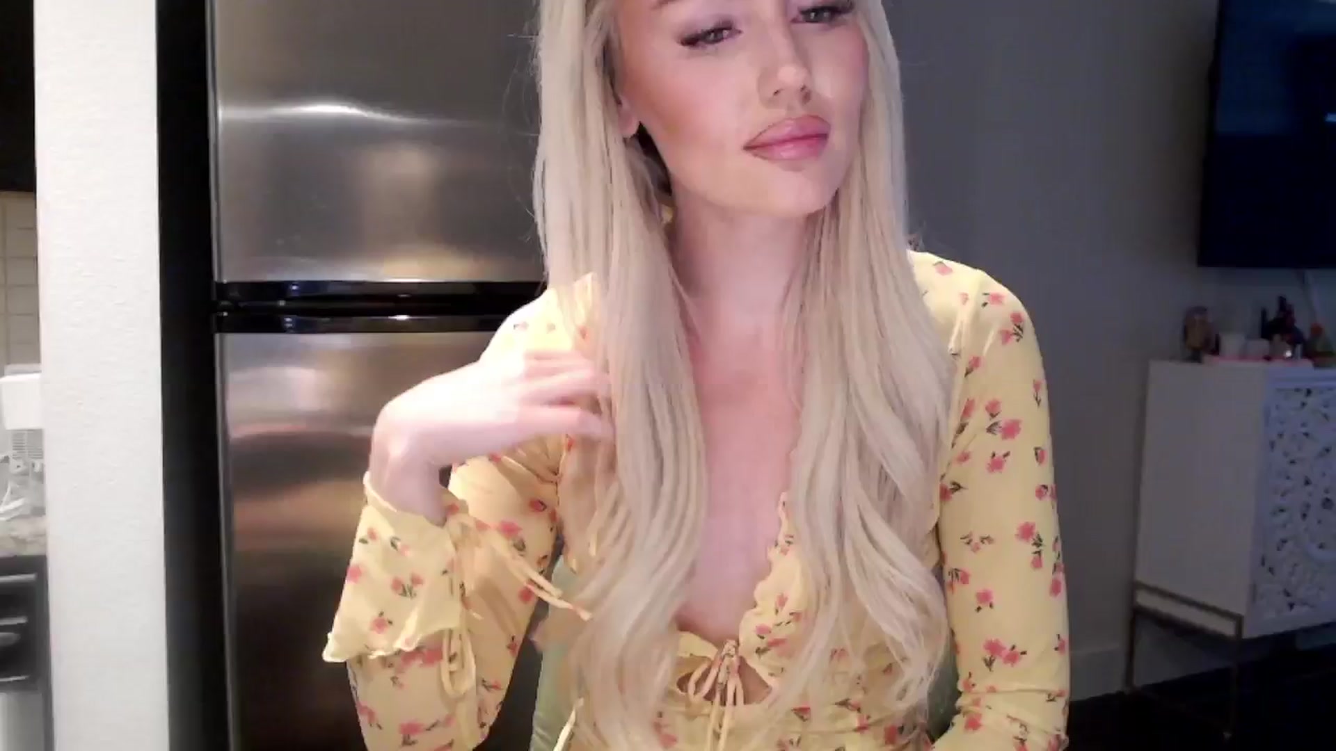 Gallery image thumbnail from Officialelsa's myfreecams stream on, 04/29/2024, 22:14 image 14 of 20