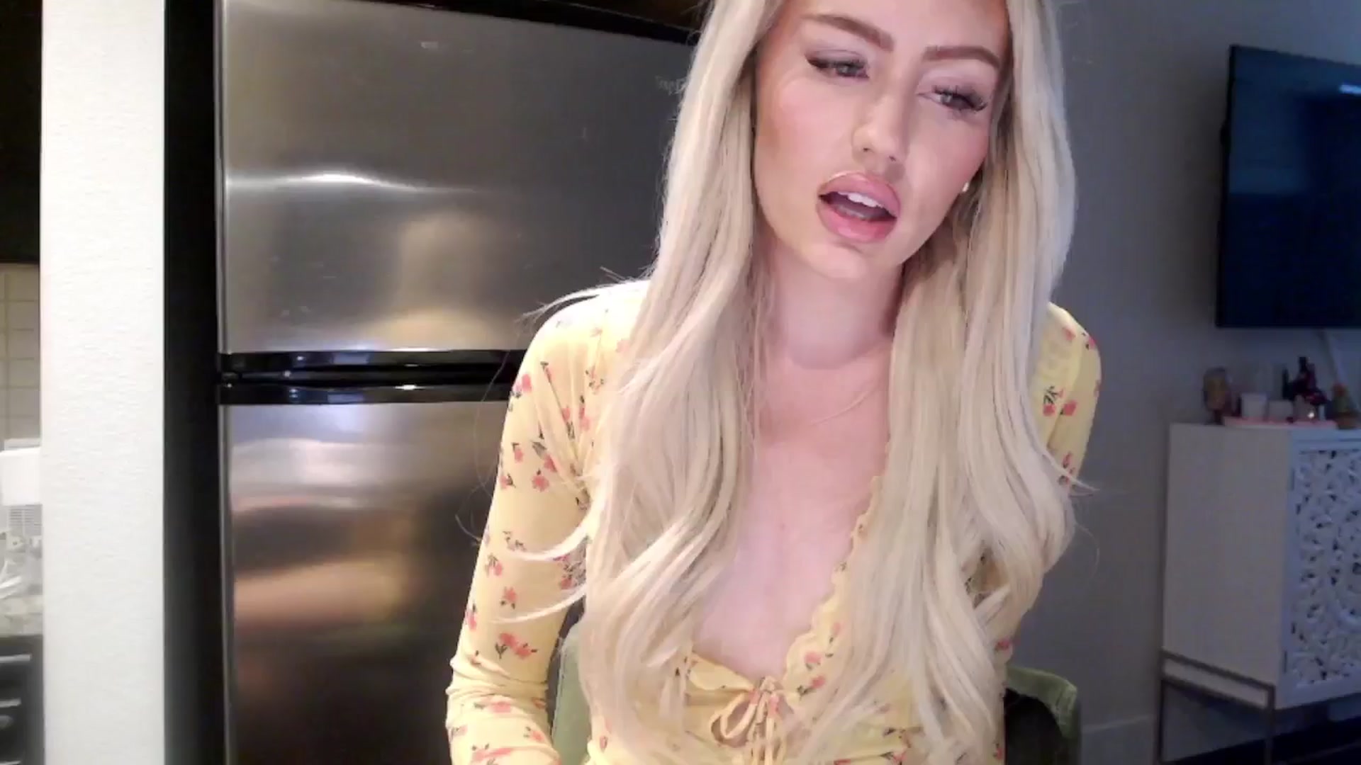Gallery image thumbnail from Officialelsa's myfreecams stream on, 04/29/2024, 22:14 image 8 of 20