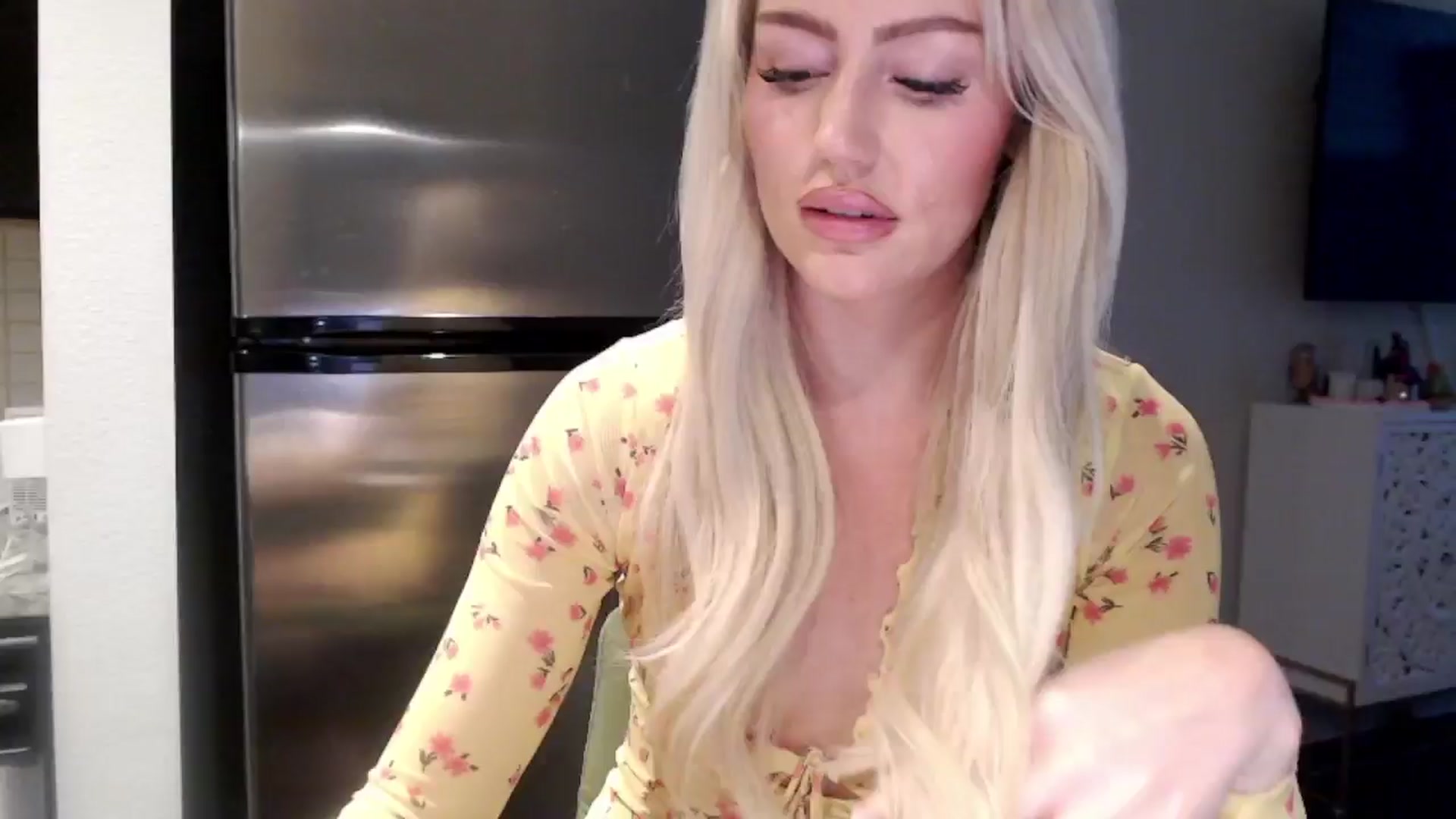 Gallery image thumbnail from Officialelsa's myfreecams stream on, 04/29/2024, 22:14 image 18 of 20