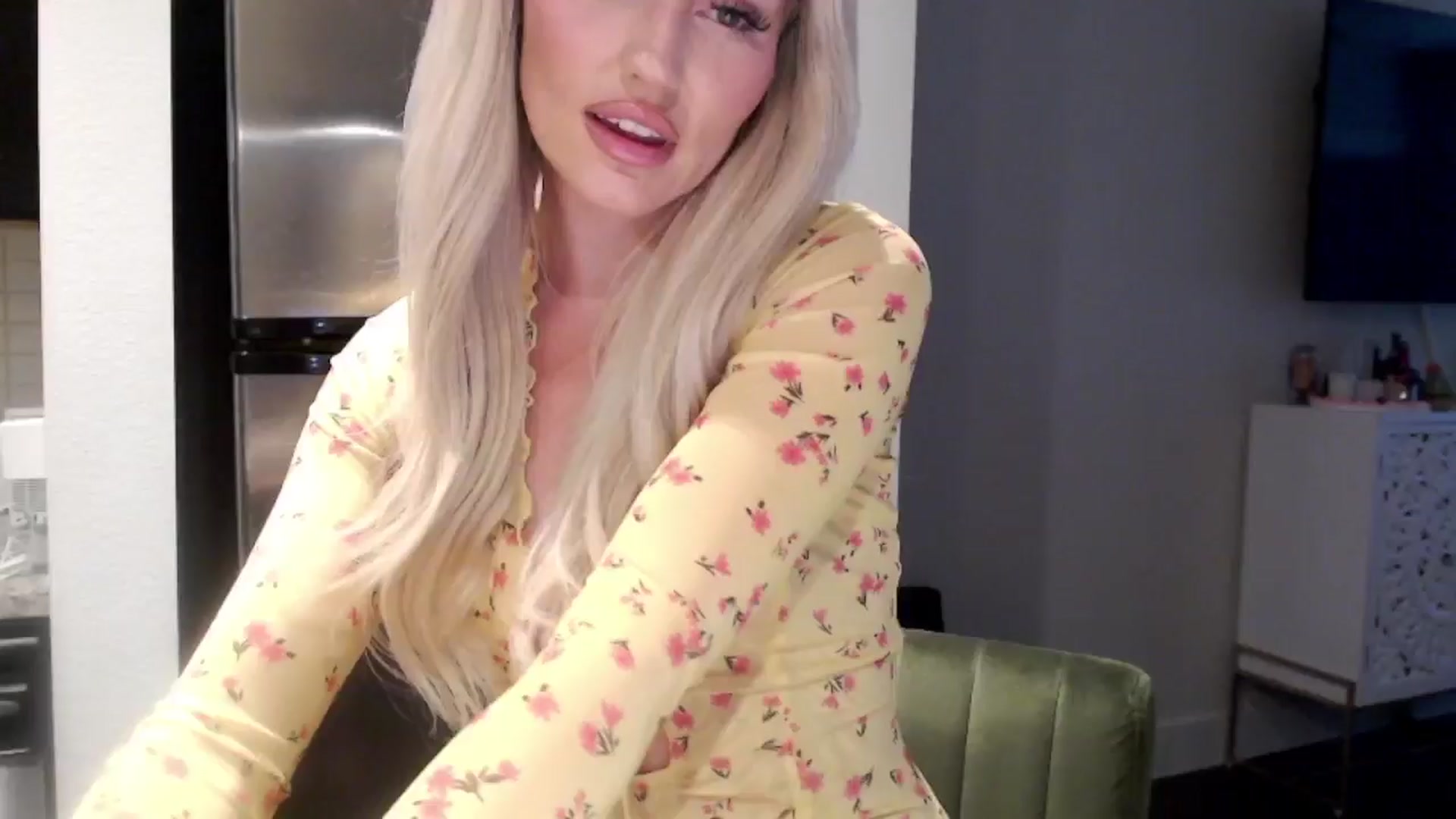 Gallery image thumbnail from Officialelsa's myfreecams stream on, 04/29/2024, 22:14 image 15 of 20