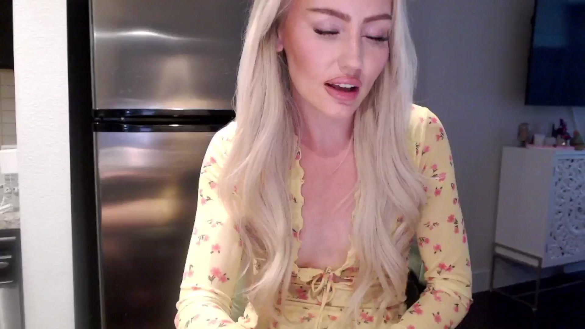 Gallery image thumbnail from Officialelsa's myfreecams stream on, 04/29/2024, 22:14 image 4 of 20