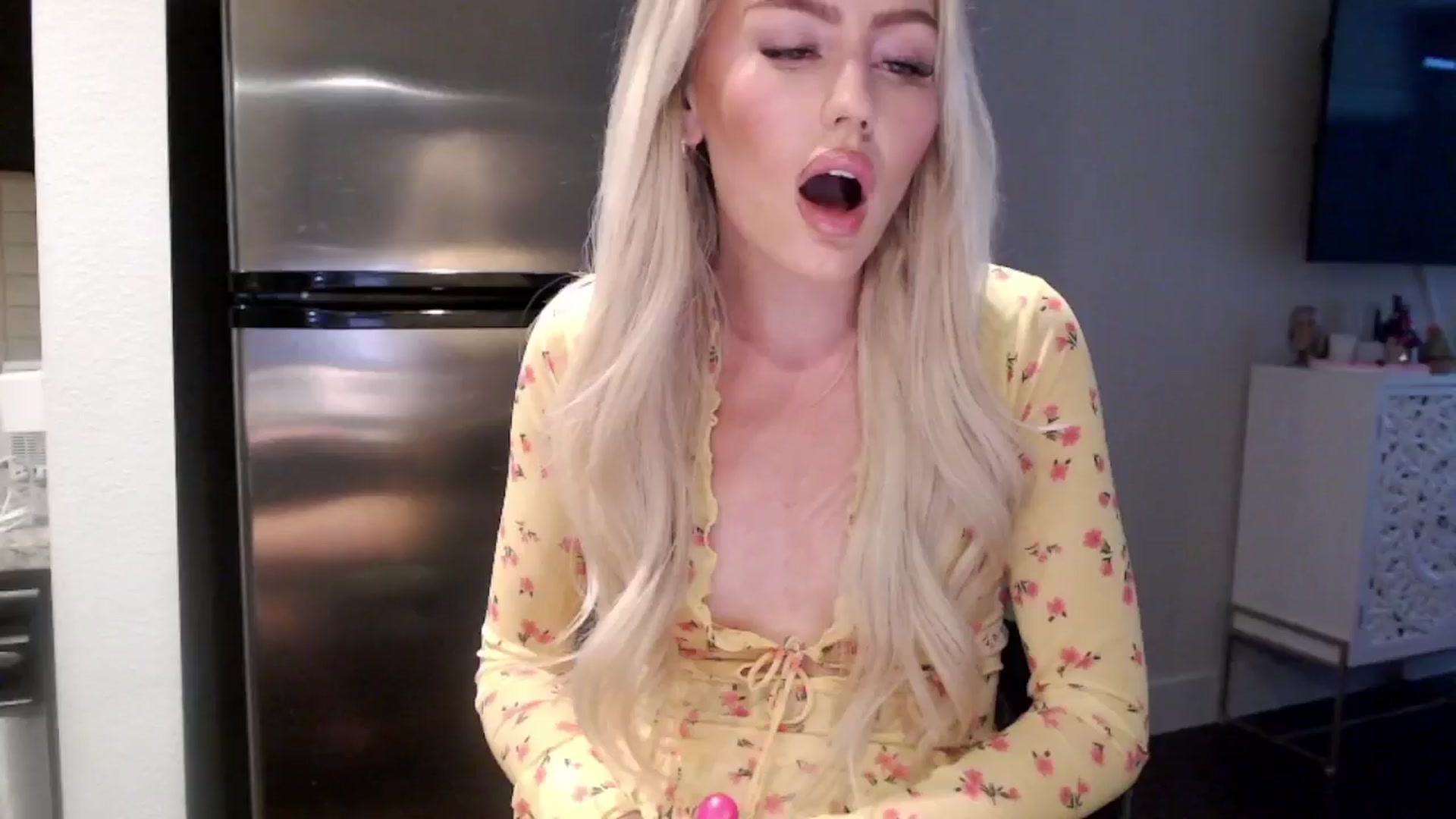 Gallery image thumbnail from Officialelsa's myfreecams stream on, 04/29/2024, 22:14 image 5 of 20
