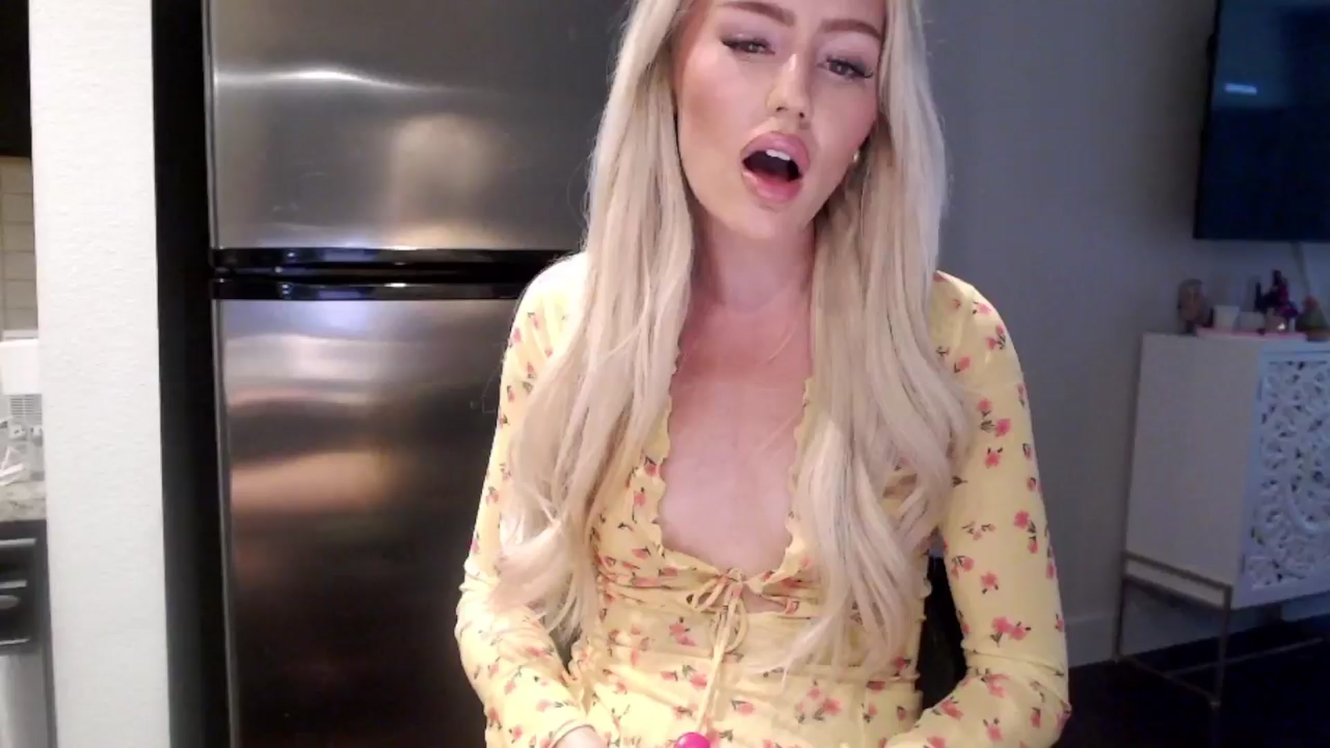 Gallery image thumbnail from Officialelsa's myfreecams stream on, 04/29/2024, 22:14 image 3 of 20