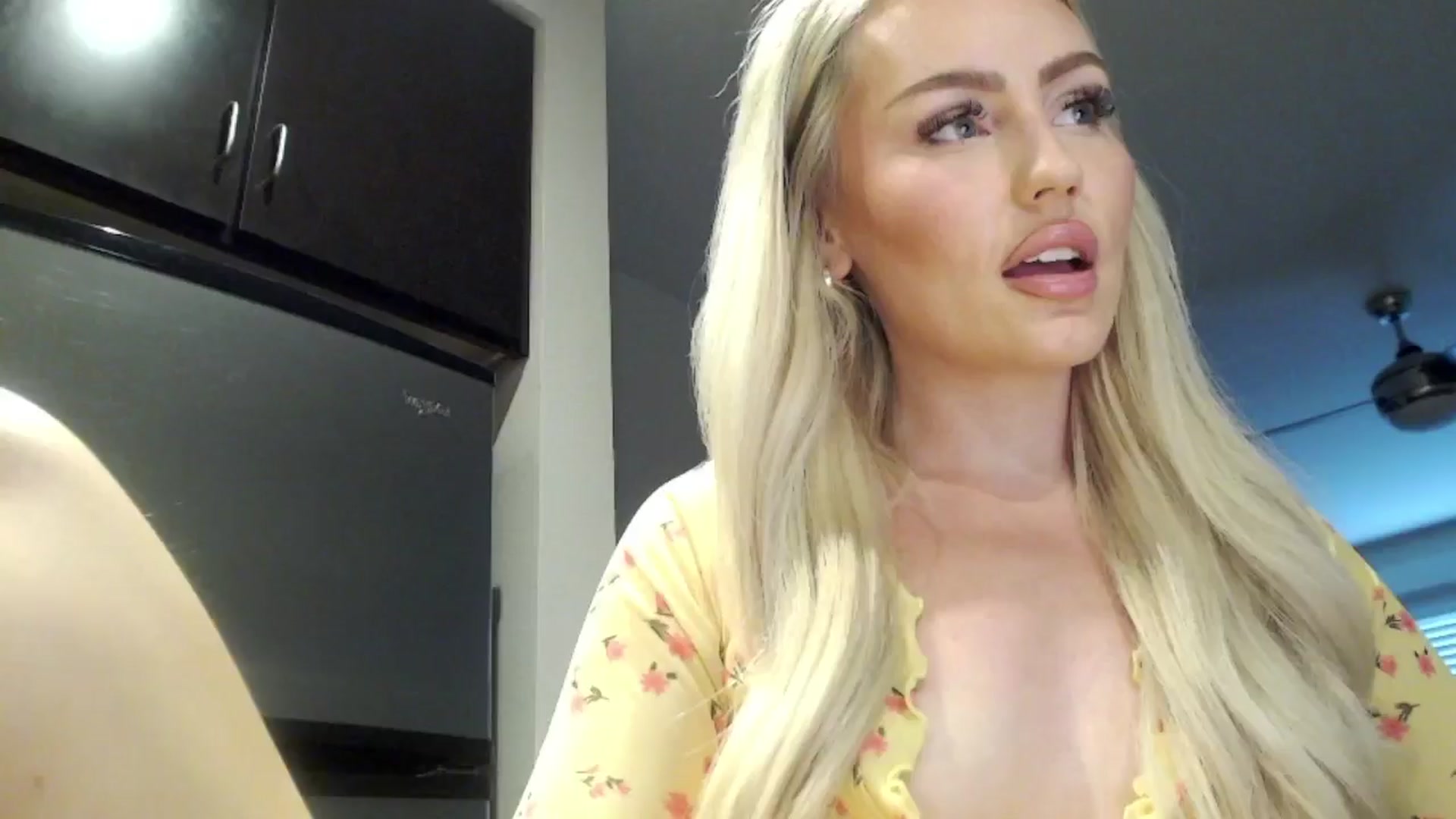 Gallery image thumbnail from Officialelsa's myfreecams stream on, 04/29/2024, 23:11 image 5 of 20