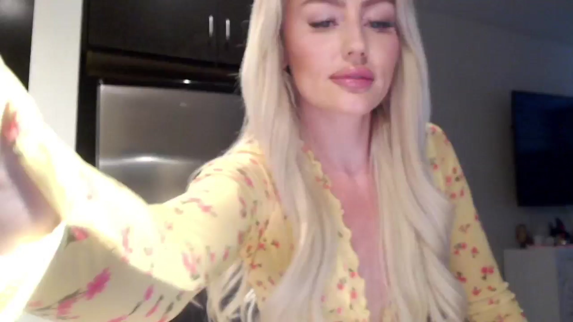 Gallery image thumbnail from Officialelsa's myfreecams stream on, 04/29/2024, 23:11 image 19 of 20
