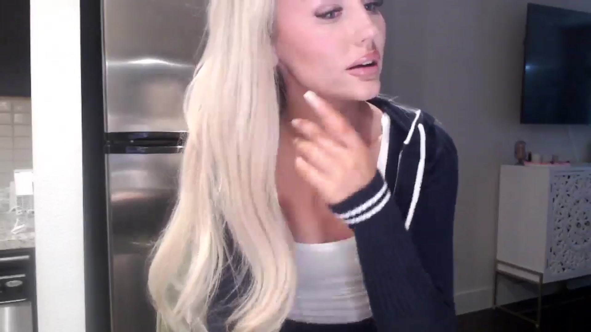 Gallery image thumbnail from Officialelsa's myfreecams stream on, 05/02/2024, 22:35 image 2 of 20