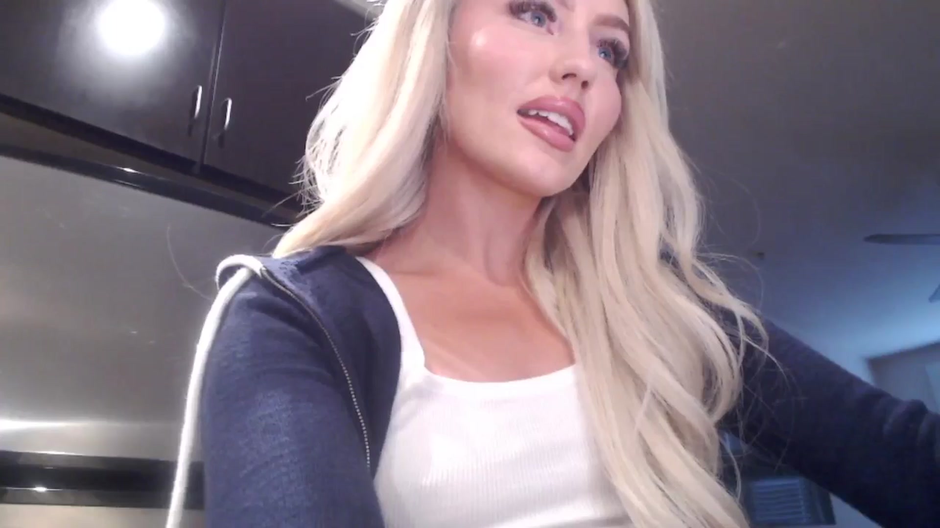 Gallery image thumbnail from Officialelsa's myfreecams stream on, 05/02/2024, 22:35 image 15 of 20