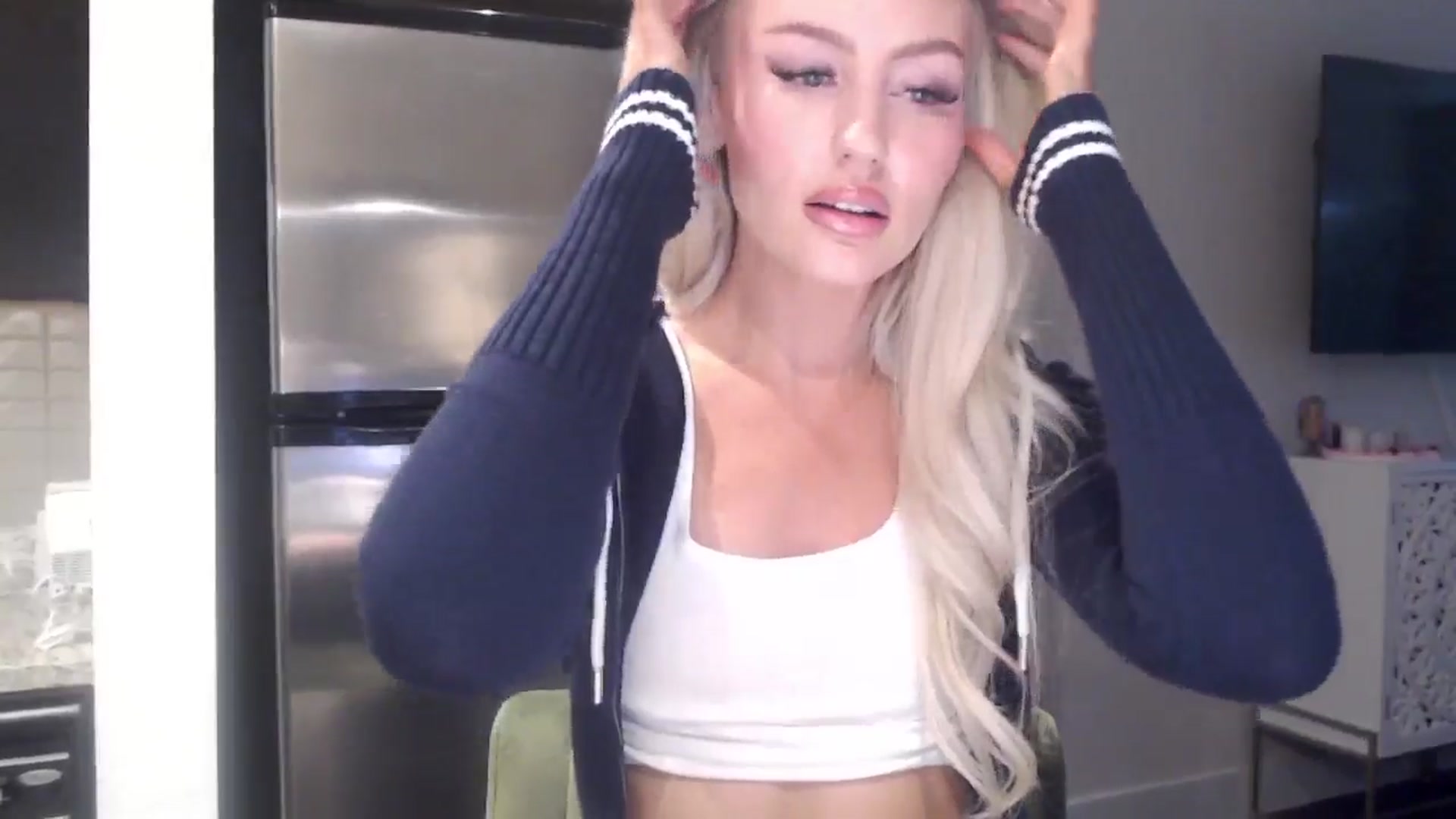 Gallery image thumbnail from Officialelsa's myfreecams stream on, 05/02/2024, 22:35 image 9 of 20