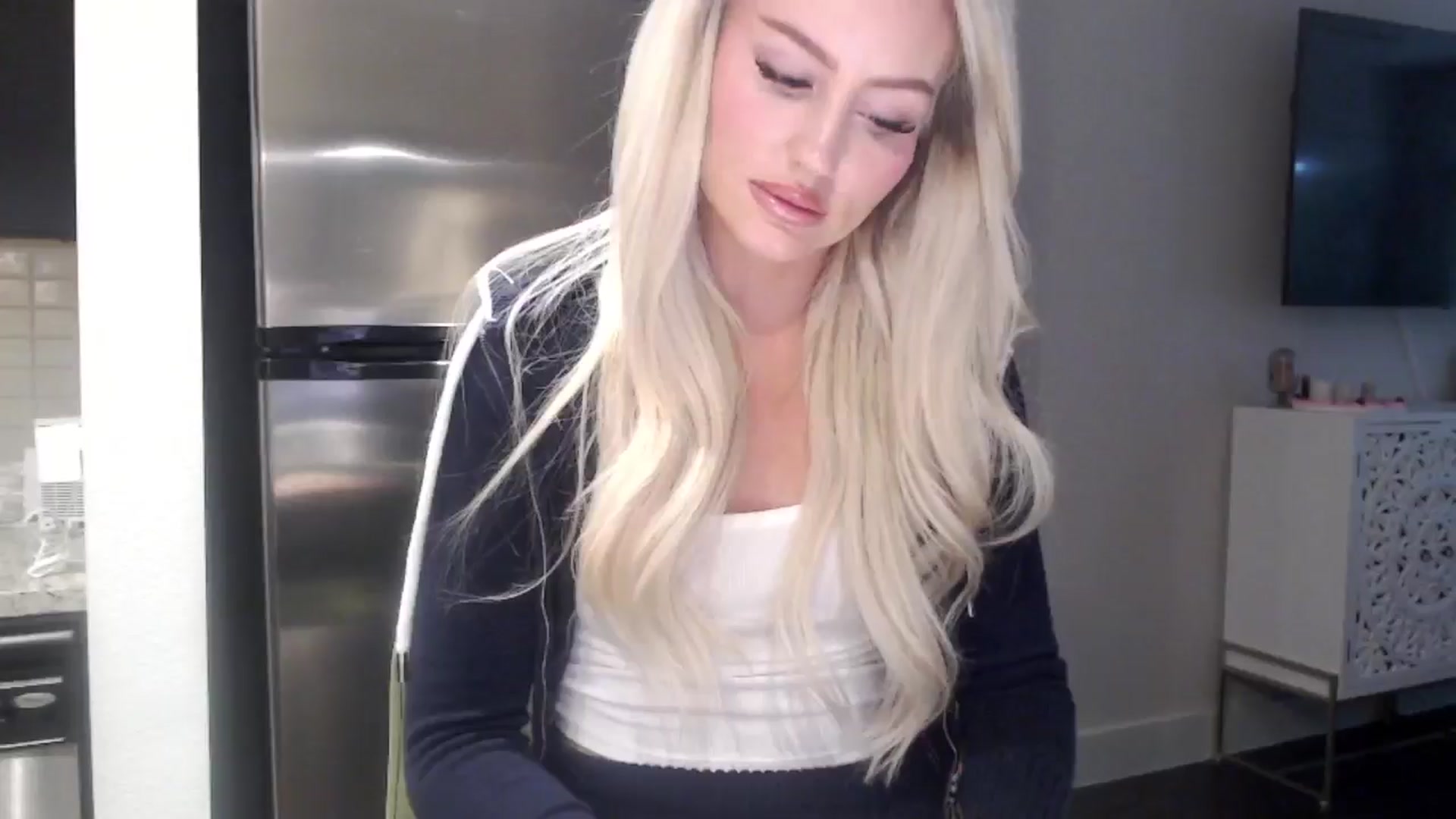 Gallery image thumbnail from Officialelsa's myfreecams stream on, 05/02/2024, 22:35 image 3 of 20