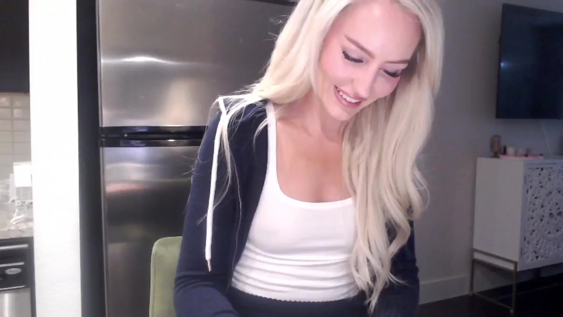 Gallery image thumbnail from Officialelsa's myfreecams stream on, 05/02/2024, 22:35 image 5 of 20