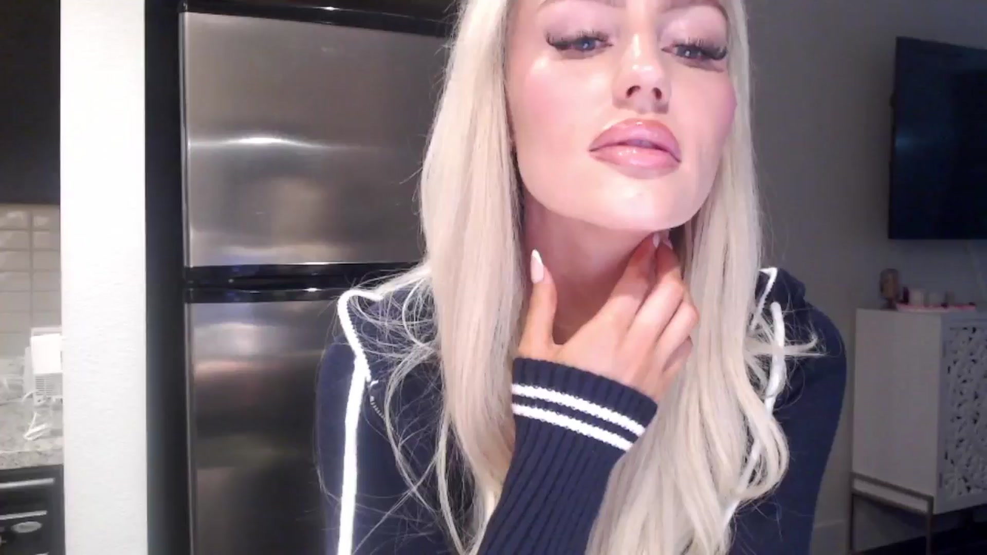 Gallery image thumbnail from Officialelsa's myfreecams stream on, 05/02/2024, 22:35 image 11 of 20