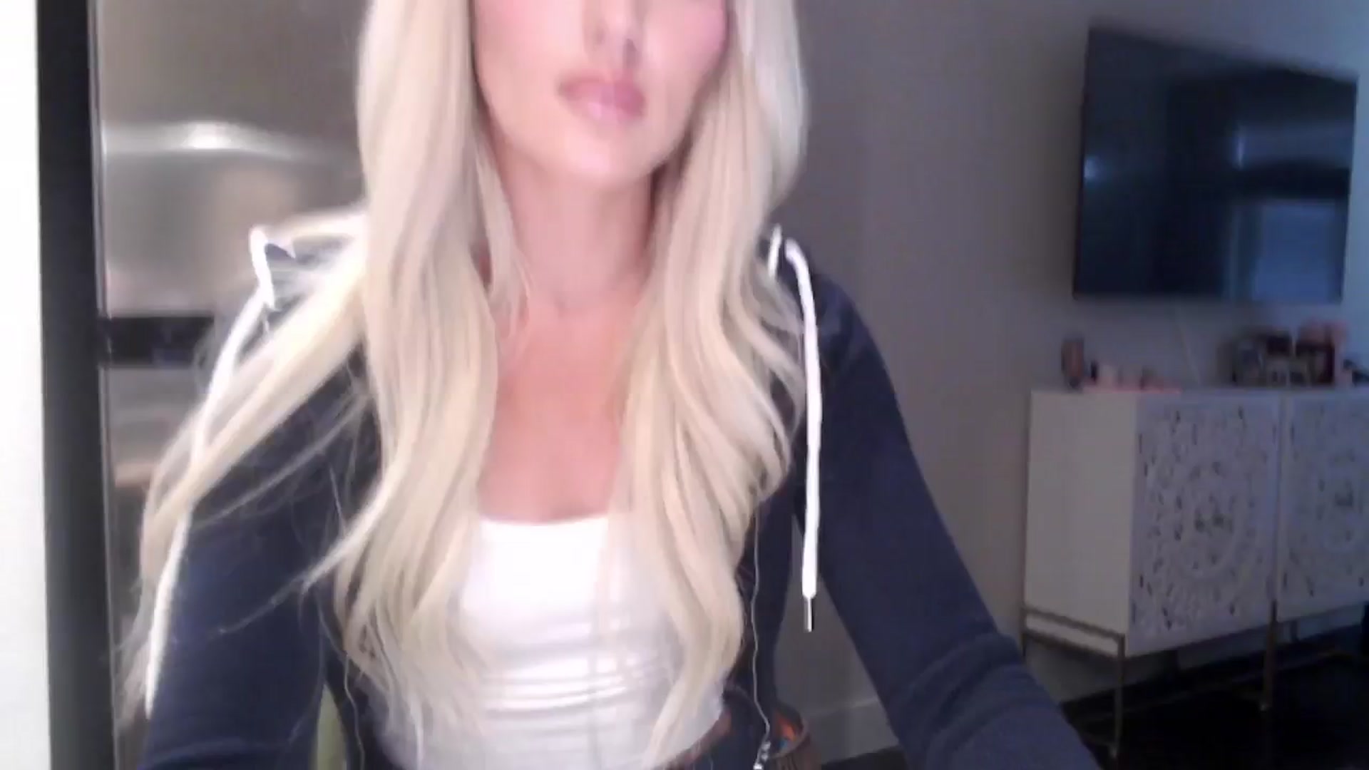Gallery image thumbnail from Officialelsa's myfreecams stream on, 05/02/2024, 22:35 image 1 of 20