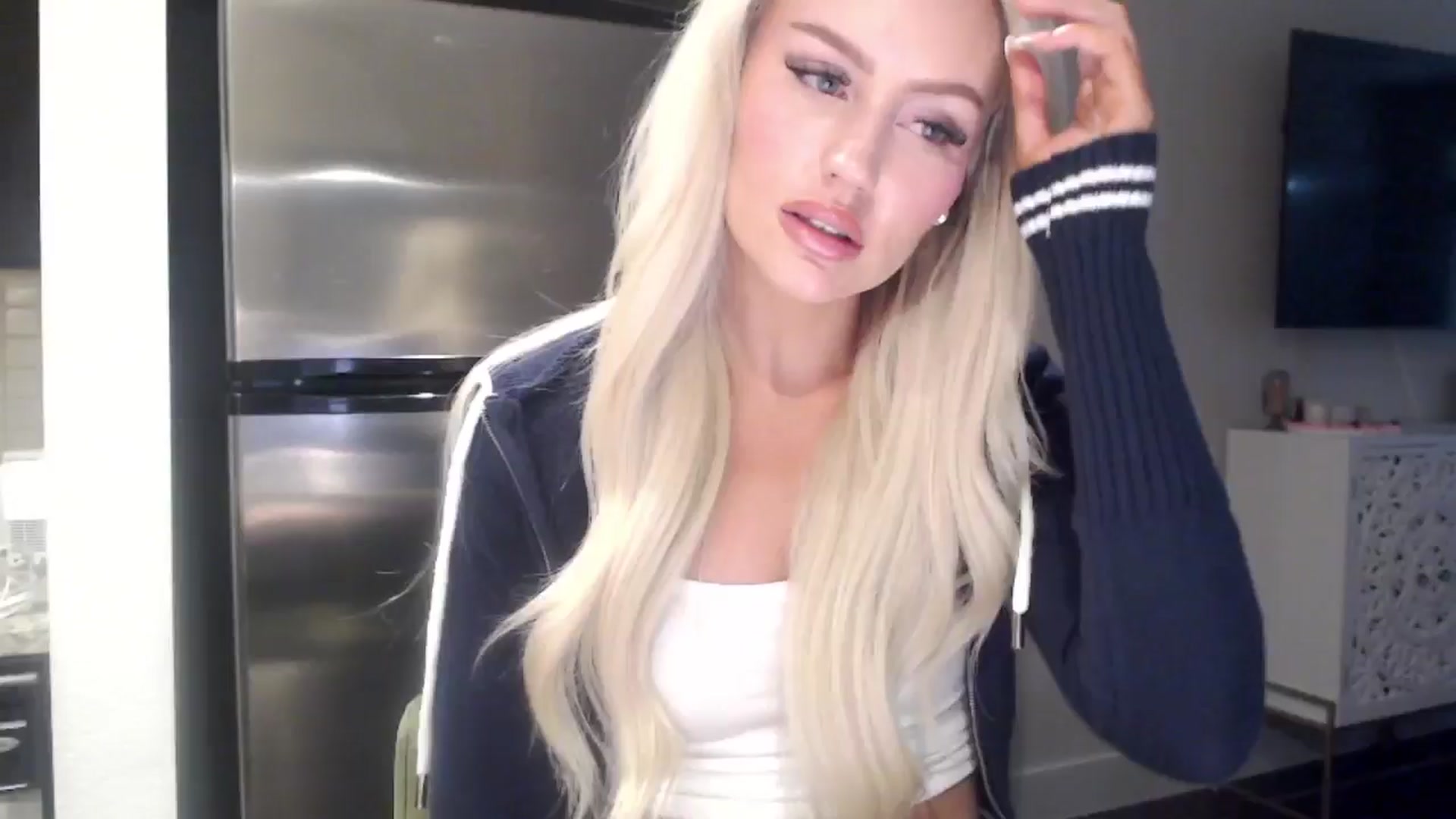 Gallery image thumbnail from Officialelsa's myfreecams stream on, 05/02/2024, 23:19 image 10 of 20
