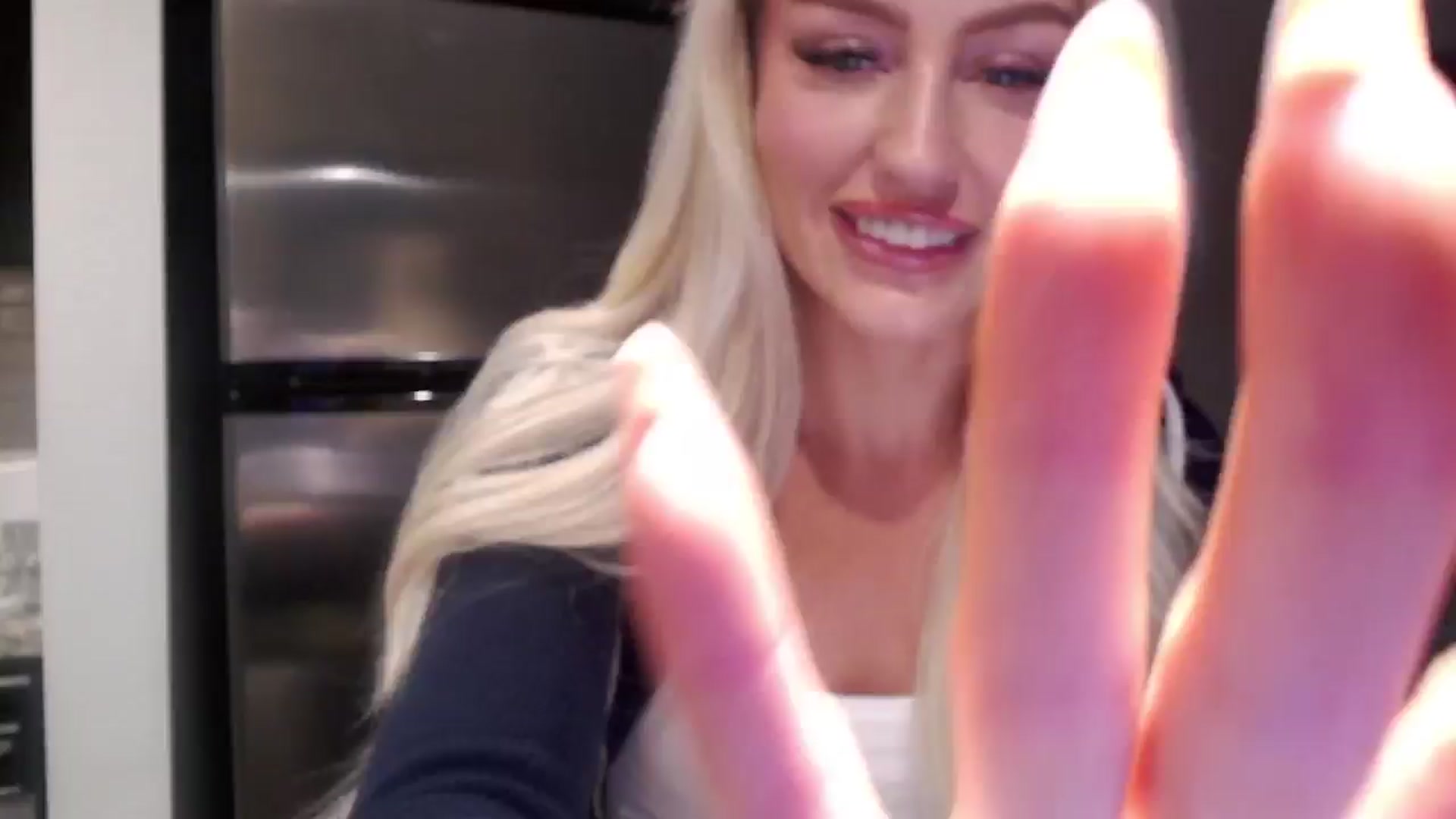 Gallery image thumbnail from Officialelsa's myfreecams stream on, 05/02/2024, 23:19 image 16 of 20
