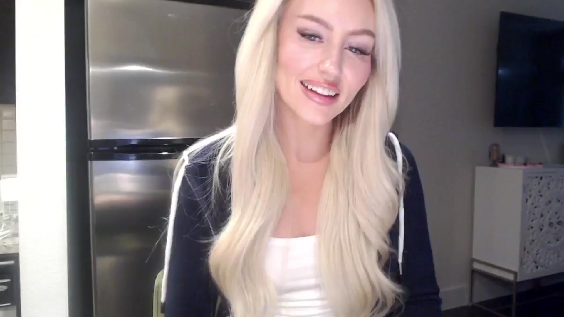 Gallery image thumbnail from Officialelsa's myfreecams stream on, 05/02/2024, 23:19 image 13 of 20