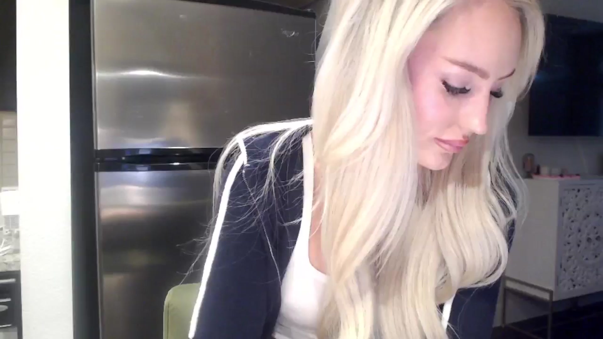 Gallery image thumbnail from Officialelsa's myfreecams stream on, 05/02/2024, 23:19 image 12 of 20